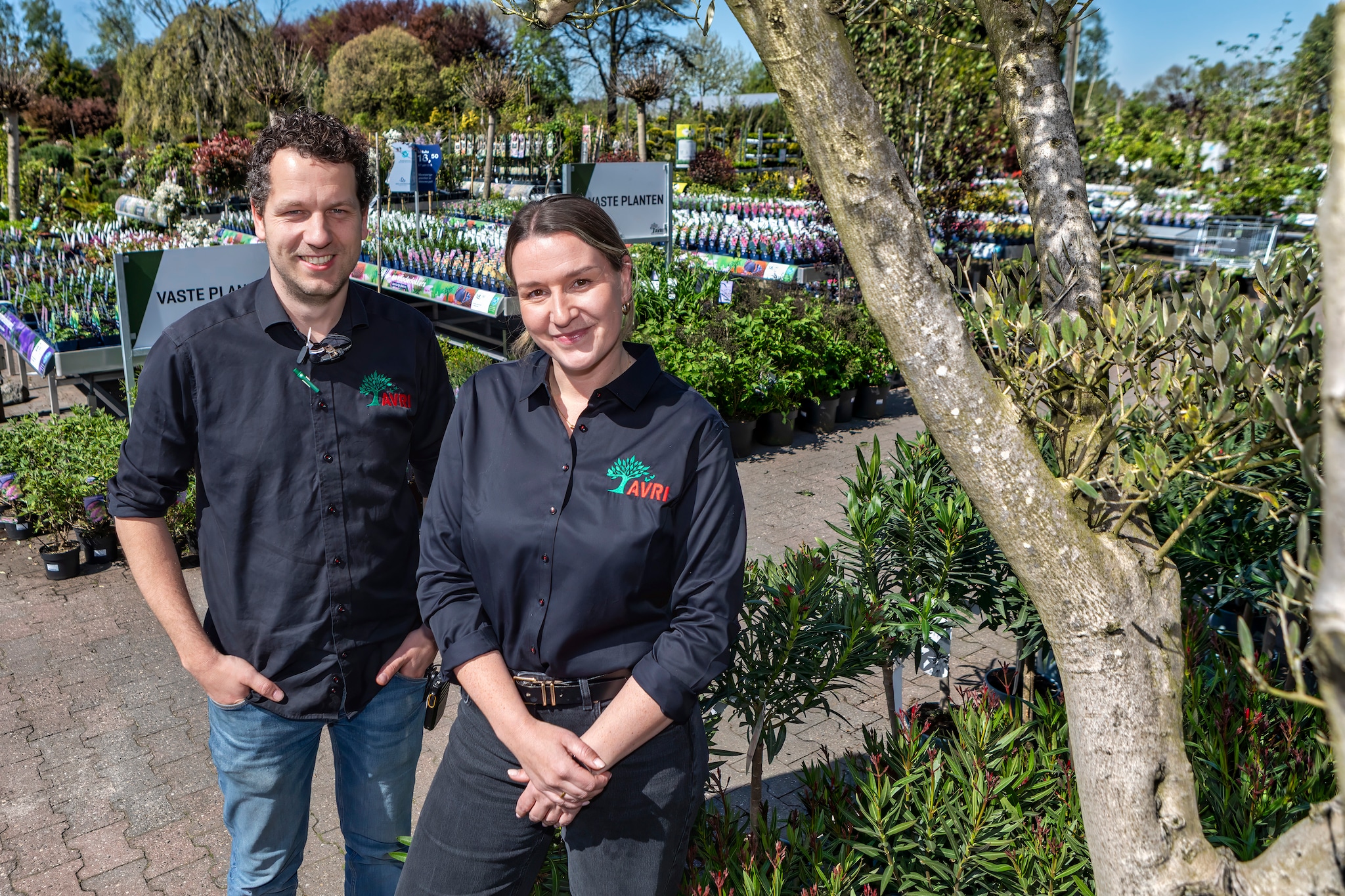 Broer en zus Jon en Sharon van der Avoird runnen tuincentrum Avri bij Oosteind.