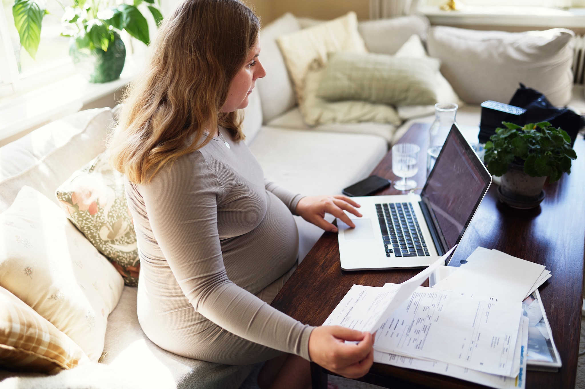 Lang niet alle jongvolwassenen krijgen de zekerheid van een vaste baan. Dat heeft impact op de stappen die ze maken in het leven, blijkt uit niet onderzoek. Foto: Getty Images/Johner RF