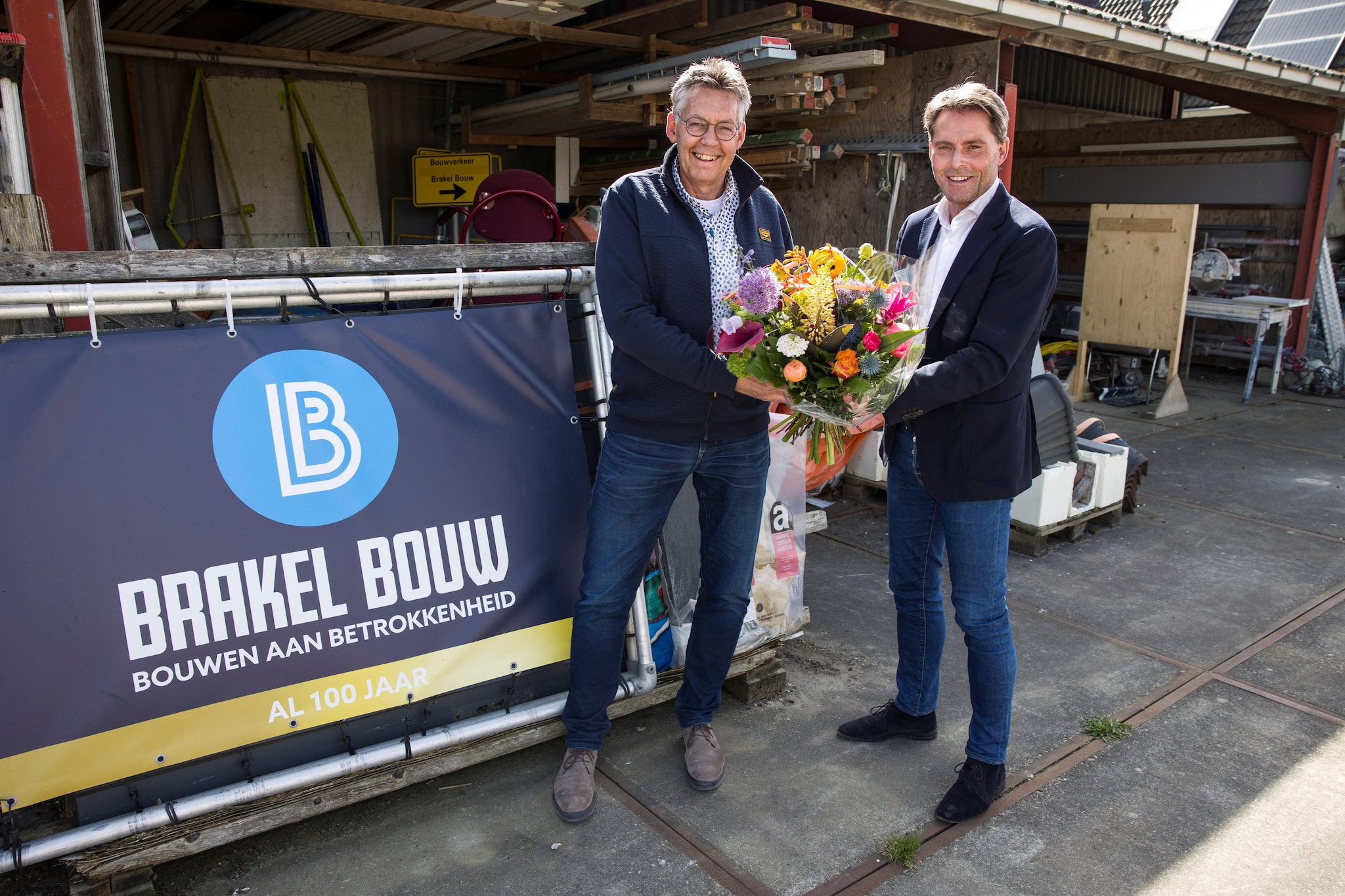 Wethouder Paul Boogaard uit de Hoeksche Waard (rechts) feliciteert directeur Hans van Brakel. Wethouder Paul Boogaard uit de Hoeksche Waard (rechts) feliciteert directeur Hans van Brakel. Foto: Gemeente Hoeksche Waard/Arie Kievit