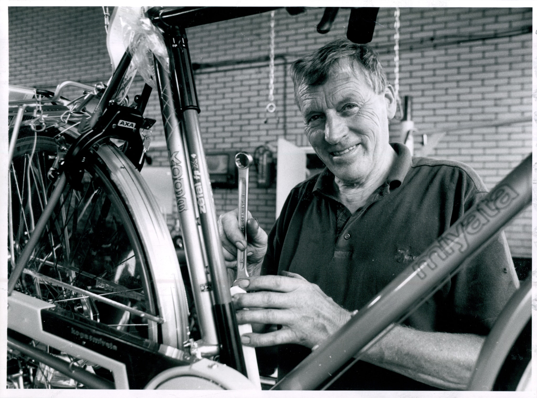 Johan Landewé in 1993, bij zijn 50-jarig jubileum als fietsenmaker.  Johan Landewé in 1993, bij zijn 50-jarig jubileum als fietsenmaker. Foto: Carlo ter Ellen