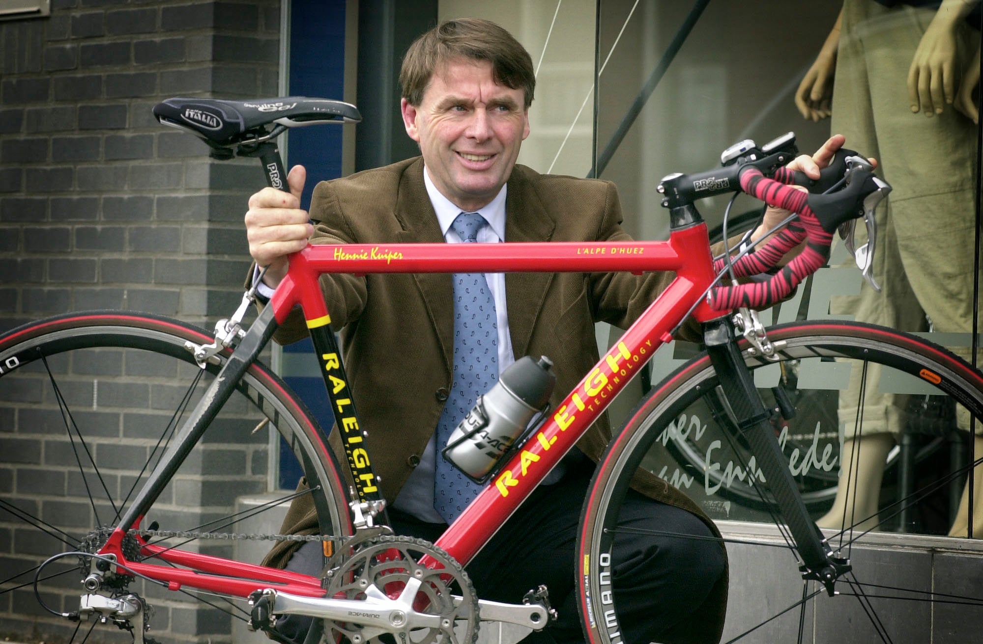 Hennie Kuiper was in 2003 het boegbeeld bij de herintroductie van Raleigh door de broers Landewé. Oud-wielrenner Hennie Kuiper was in 2003 het boegbeeld bij de herintroductie van Raleigh door de broers Landewé. Foto: Carlo ter Ellen.