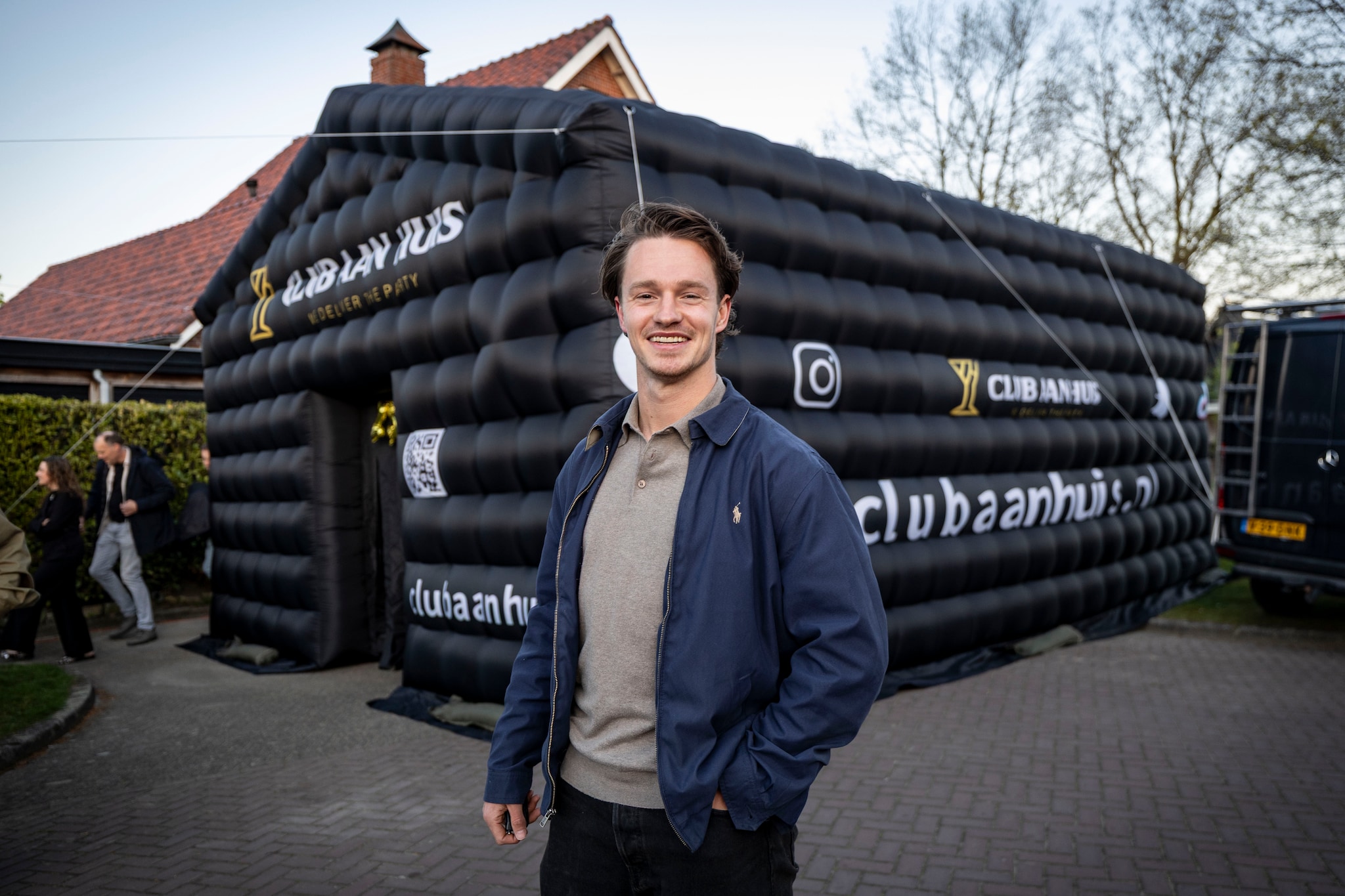 Wouter bij een van zijn tenten. Robin Hilberink | Wouter bij een van zijn tenten.