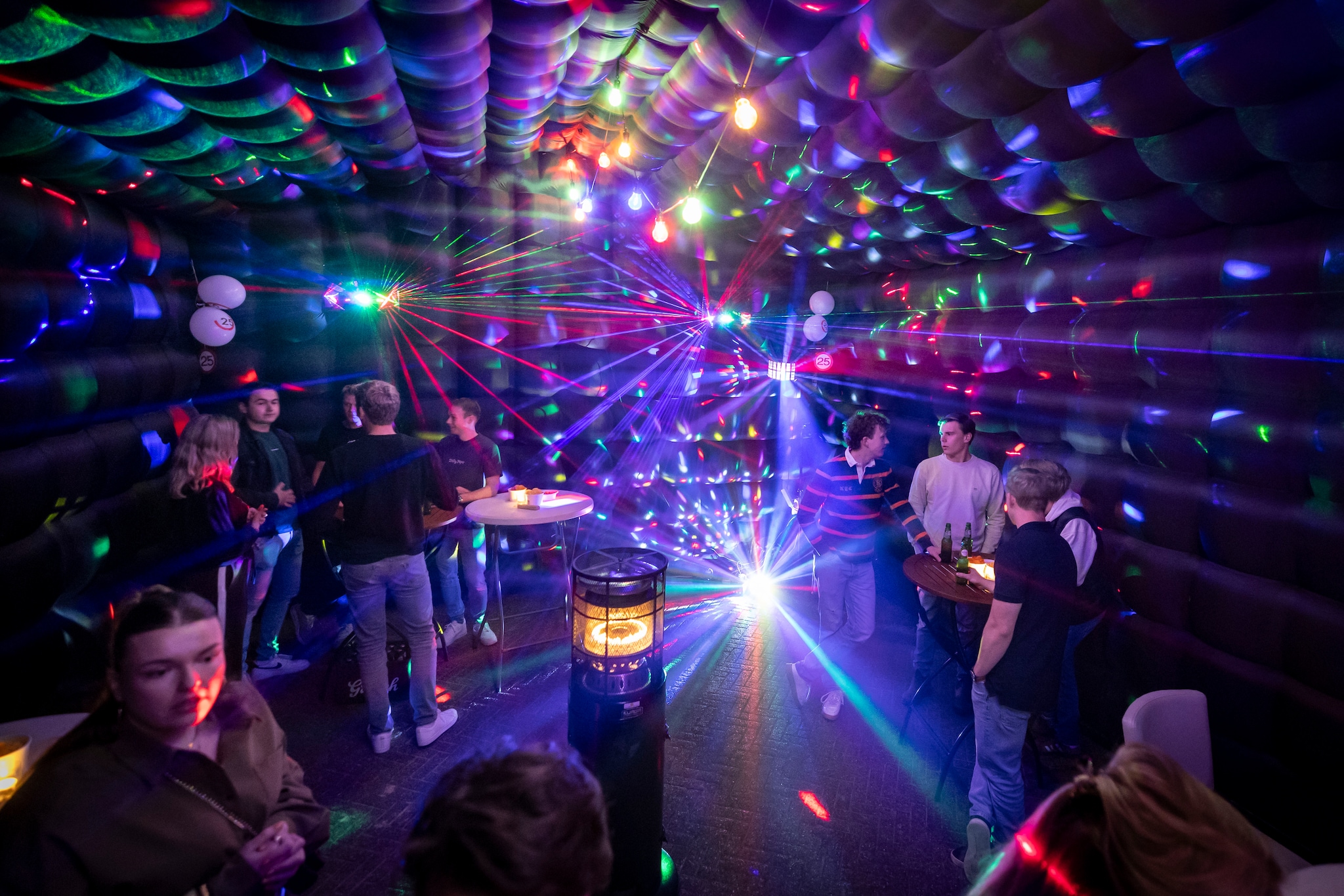 De discotent van binnen: met discolichten. Robin Hilberink | De discotent van binnen: met discolichten