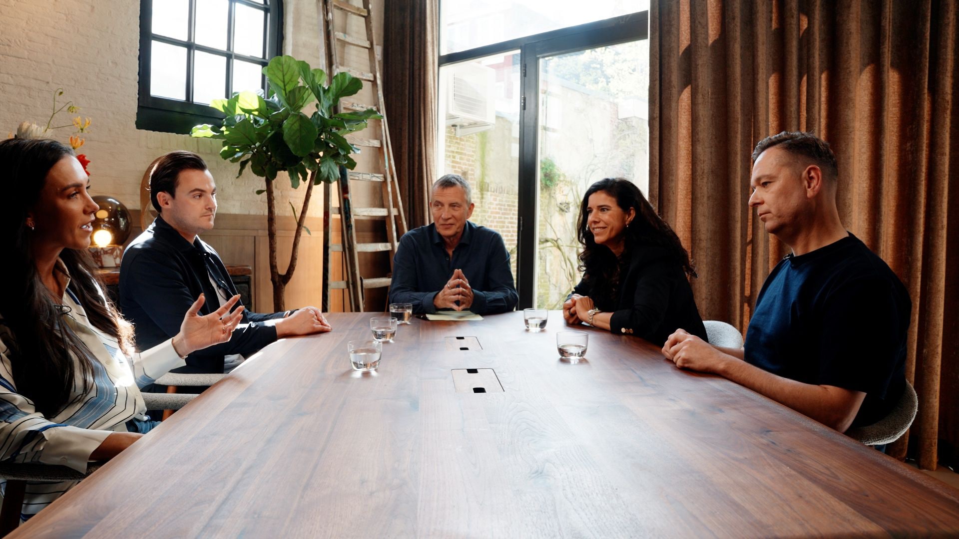 Vier van de founders van House of Founders bijeen in De Ondernemer Roundtable, met presentator Thomas Hendriks. De Ondernemer Roundtable met v.l.n.r.: Sharon Klaver, Lars Freriks Marleen Evertsz en Hans Scheffer terug op het experiment House of Founders. Midden: gespreksleider Thomas Hendriks. Foto: Dingena Mol.