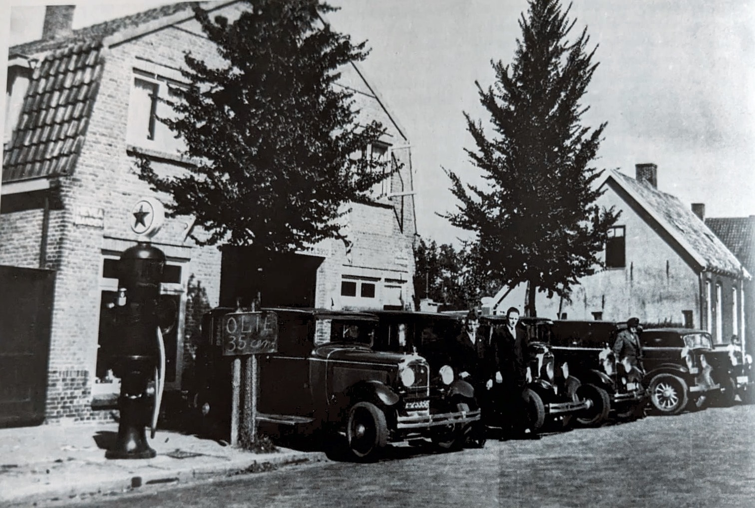 Het wagenpark van taxibedrijf Landewé in de jaren dertig. Het wagenpark van taxibedrijf Landewé in de jaren dertig. Foto: Fam. Landewé.