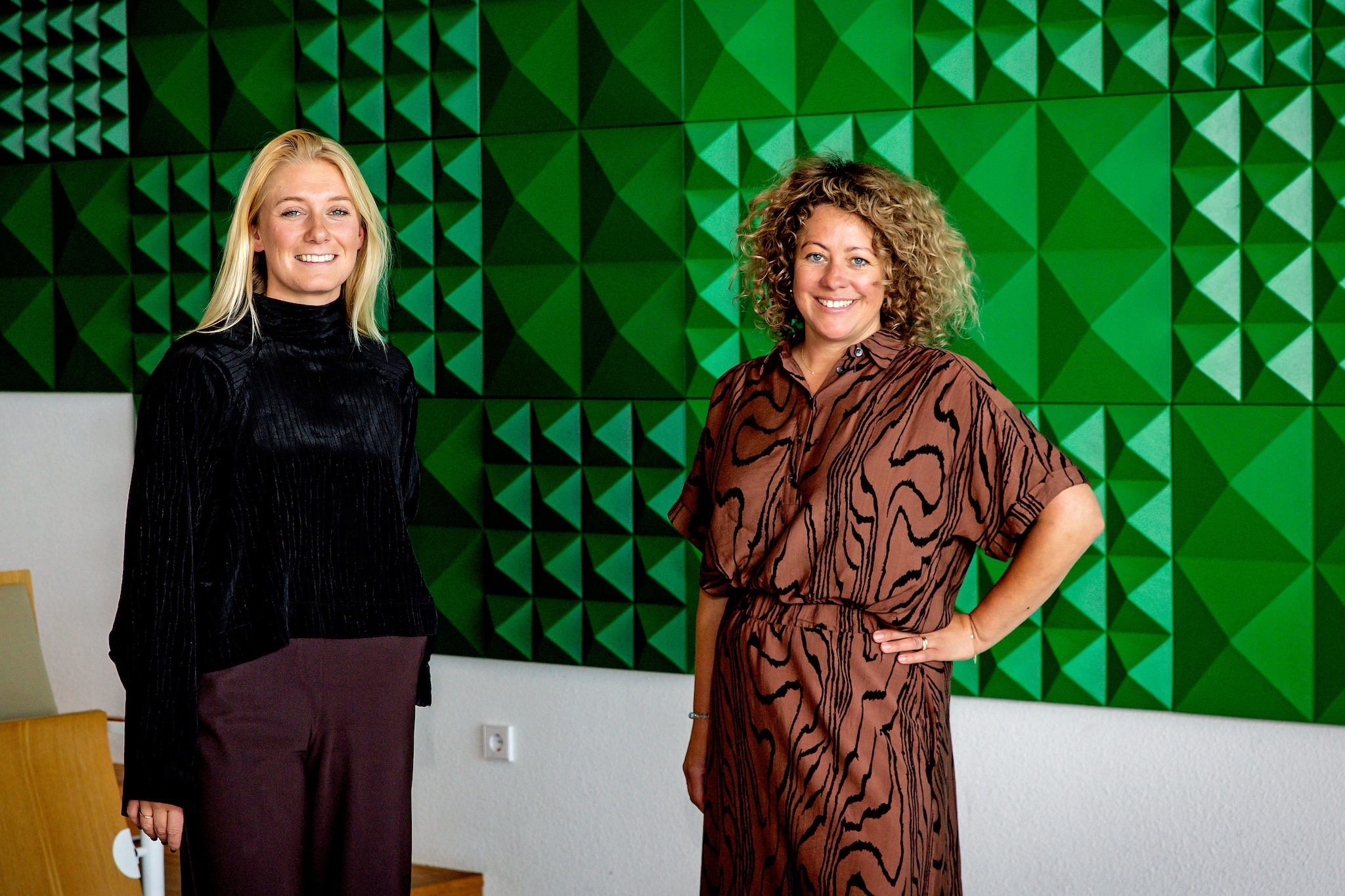 Portret van Clair van Swelm (L) en Linda Rikkerink van KPN in Rotterdam. Foto Bart Hoogveld Clair van Swelm & Linda Rikkerink KPN. Foto: Bart Hoogveld