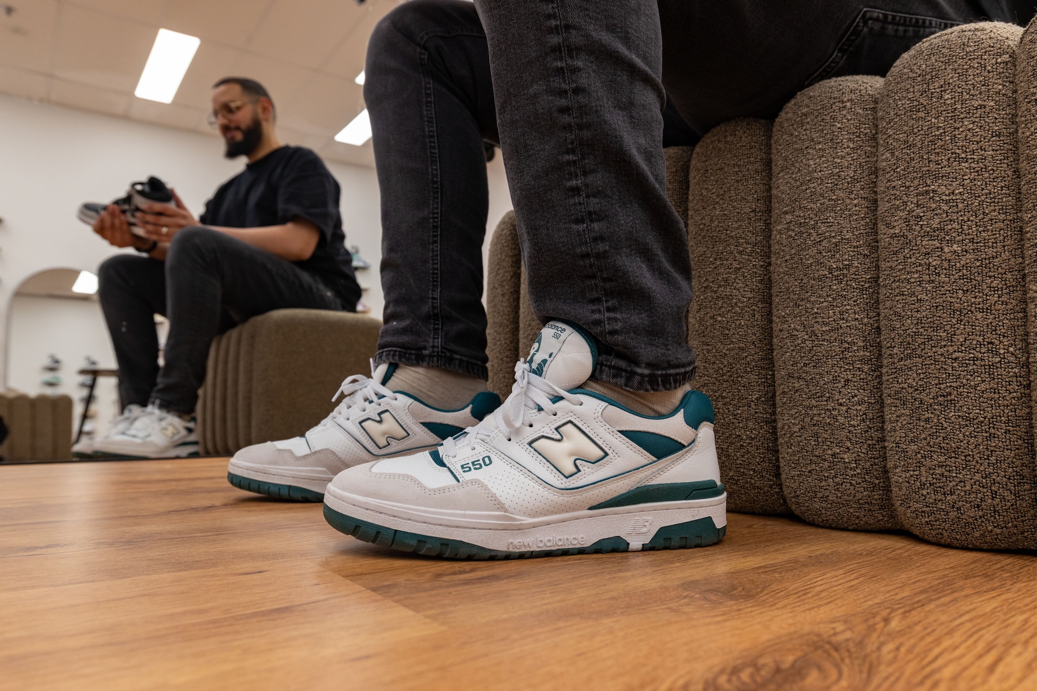 De New Balance 550 White & Vintage Teal, een basketbalschoen. Foto: Freddy Schinkel