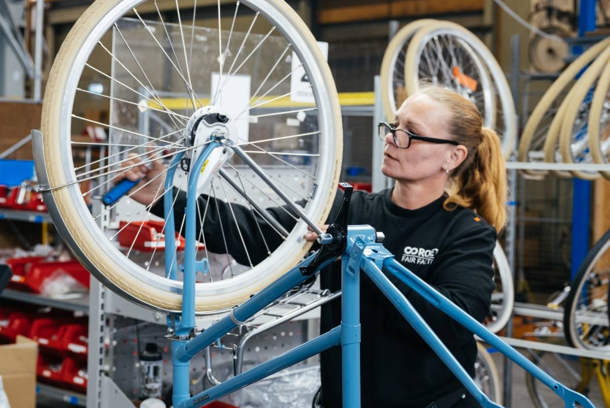 Roetz monteur in de fabriek. Foto: Roetz-Bikes