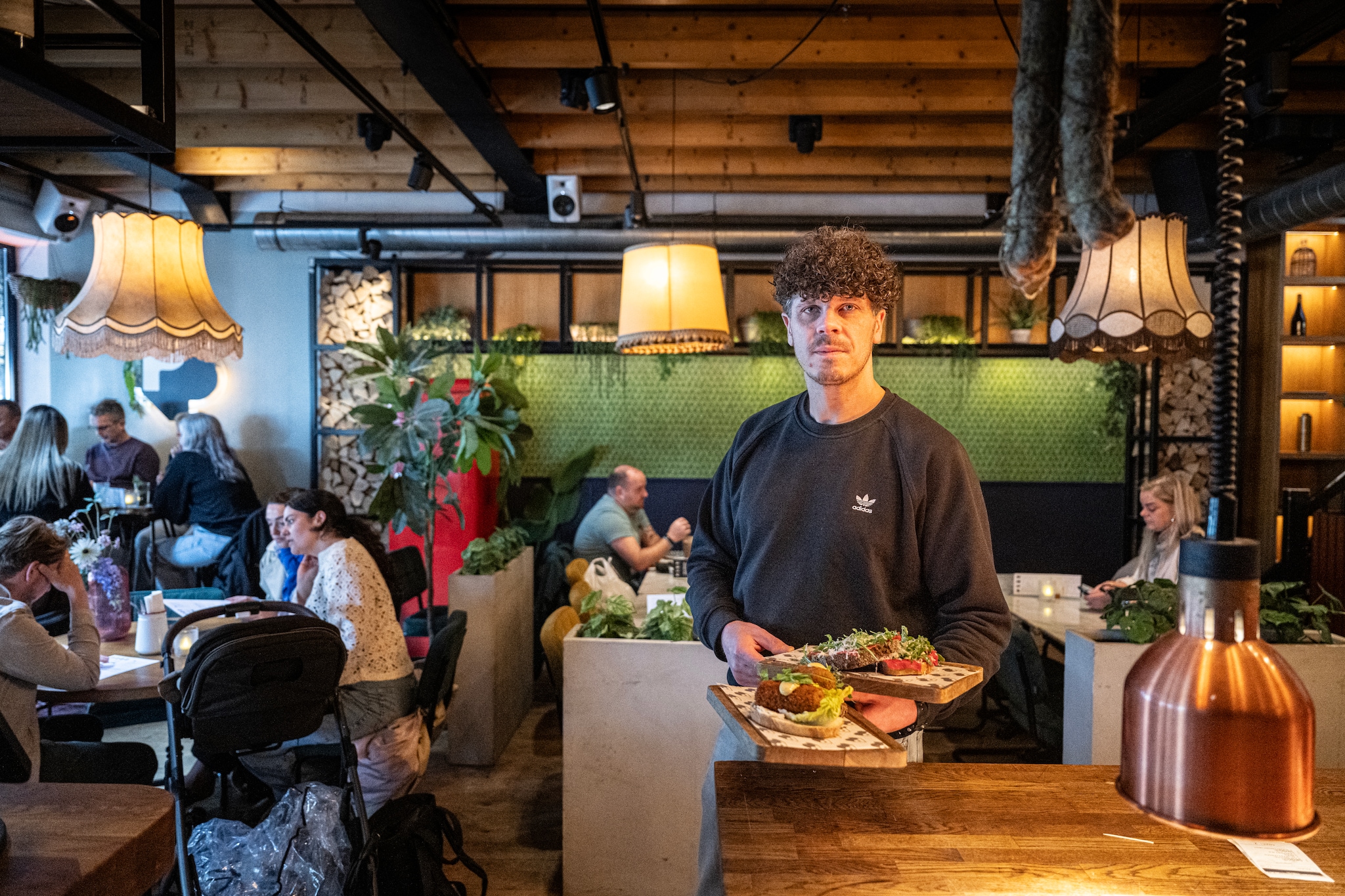 Pieter Burgers in zijn restaurant, waar het op Hemelvaartsdag vol zat. Foto: Koen Verheijden