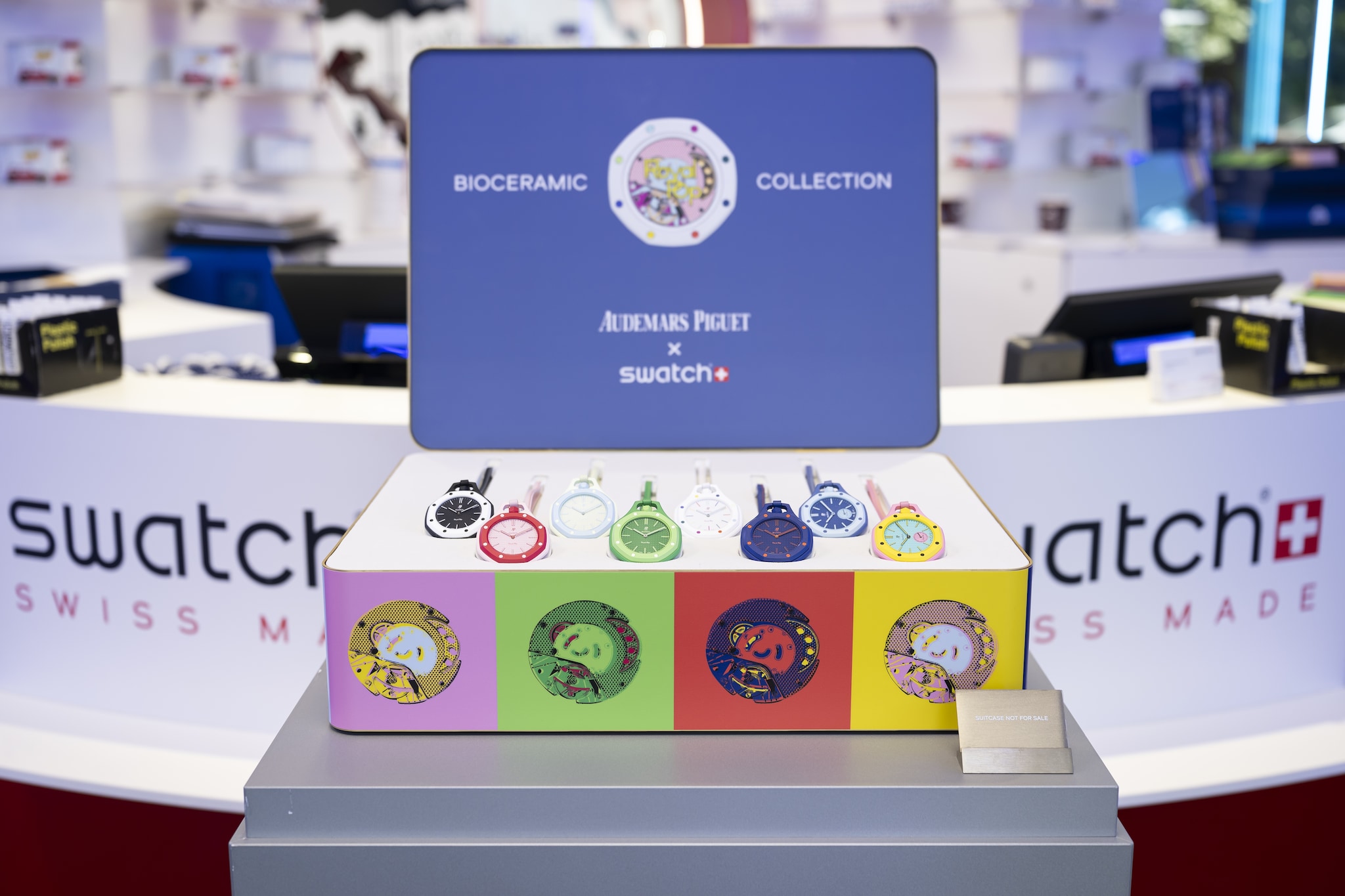 Dit zijn ze: de felbegeerde Royal Pop-horloges van Swatch en Audemars Piguet.De collectie bestaat uit acht Royal Pop-horloges waarin het iconische Royal Oak-ontwerp van Audemars Piguet wordt gecombineerd met het Pop-concept van Swatch.