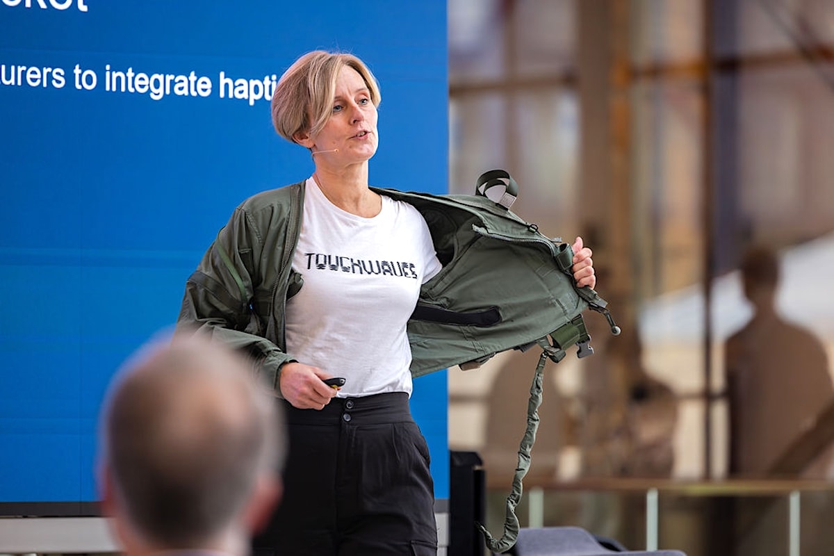 Charlotte Kjellander demonstreert het prototype jacket. Foto: Nadia ten Wolde