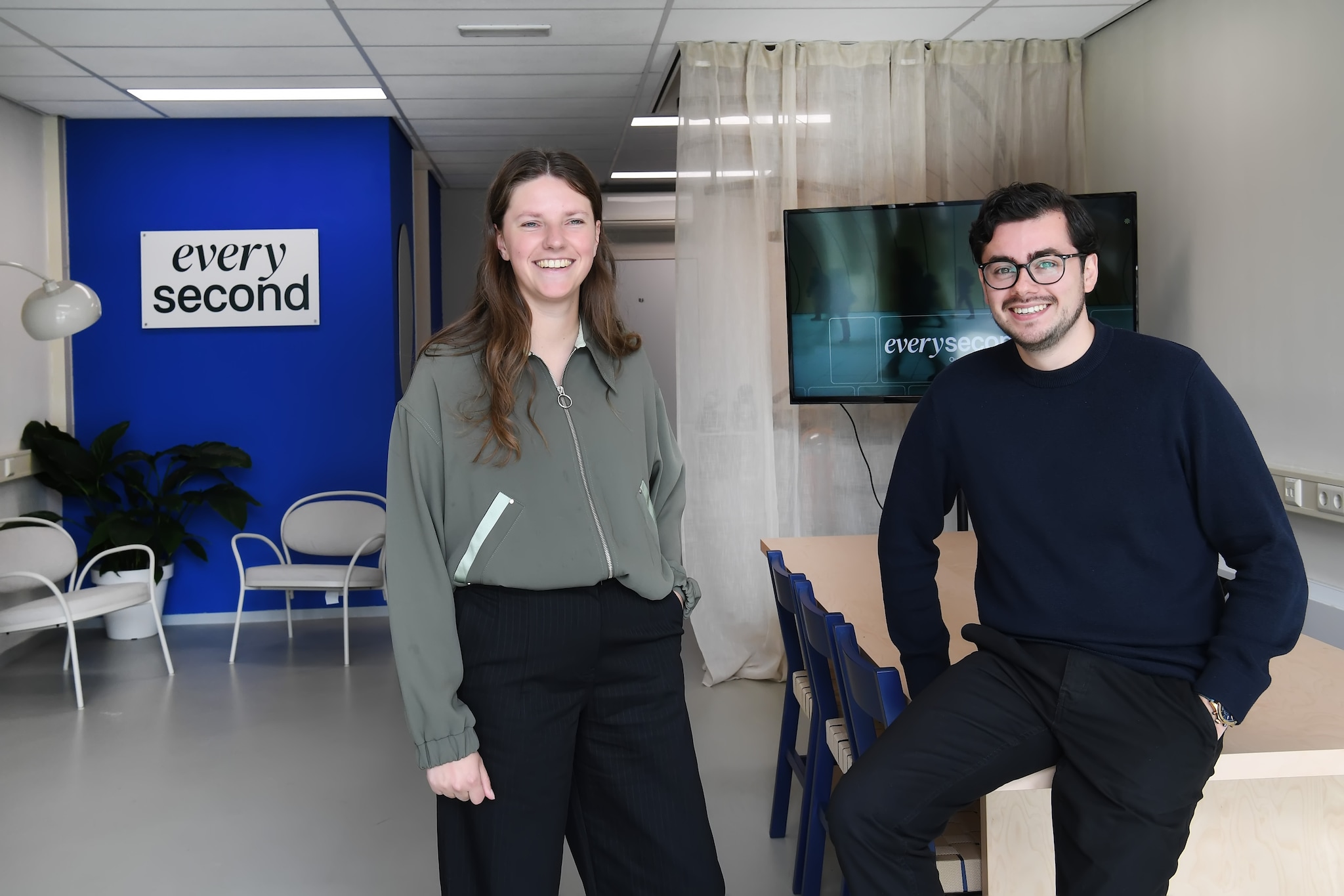 Laura Vermeulen en Roland Rutten van Every Second doen onderzoek met behulp van AI-generatoren om zo informatie te verzamelen en analyses te delen met bedrijven, organisaties en/of overheden.