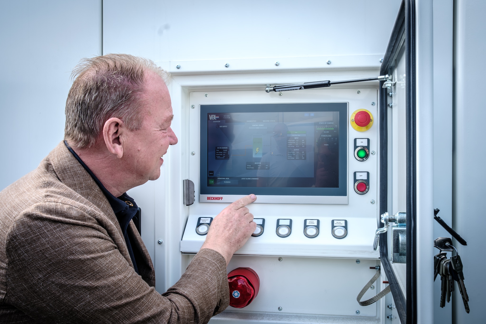 De ondernemer bekijkt de lading van de batterij. Jelle Verhoeks
