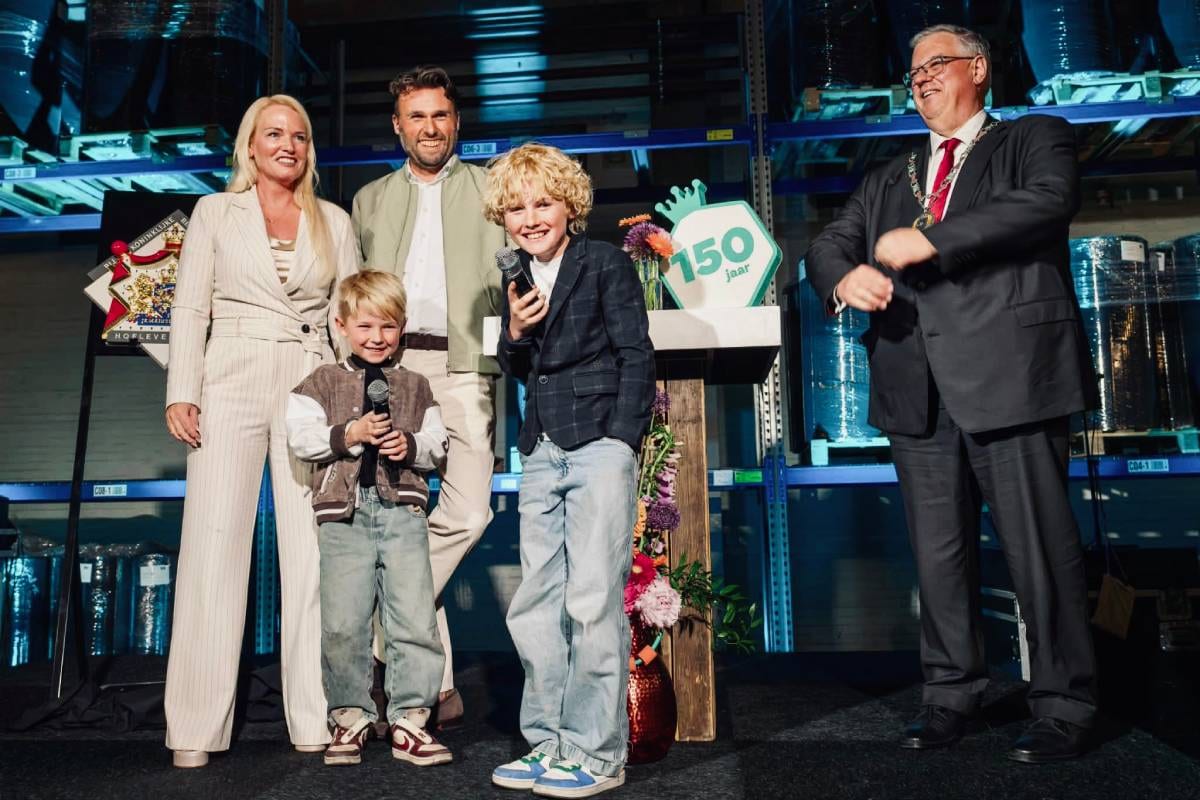 Chantal Peters en Bart van der Tol met kinderen bij viering 150 jaar EKI. Het bedrijf mag zich officieel hofleverancier noemen. Foto: EKI
