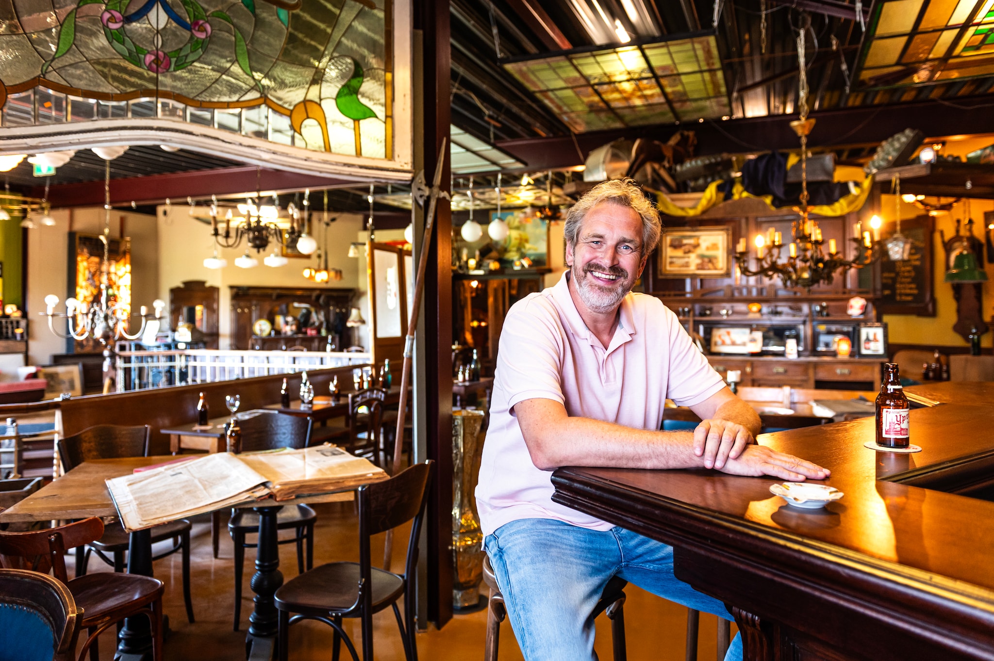 Dax van Zuilen is met zijn bedrijf gespecialiseerd in vintage en retro horeca-interieurs.