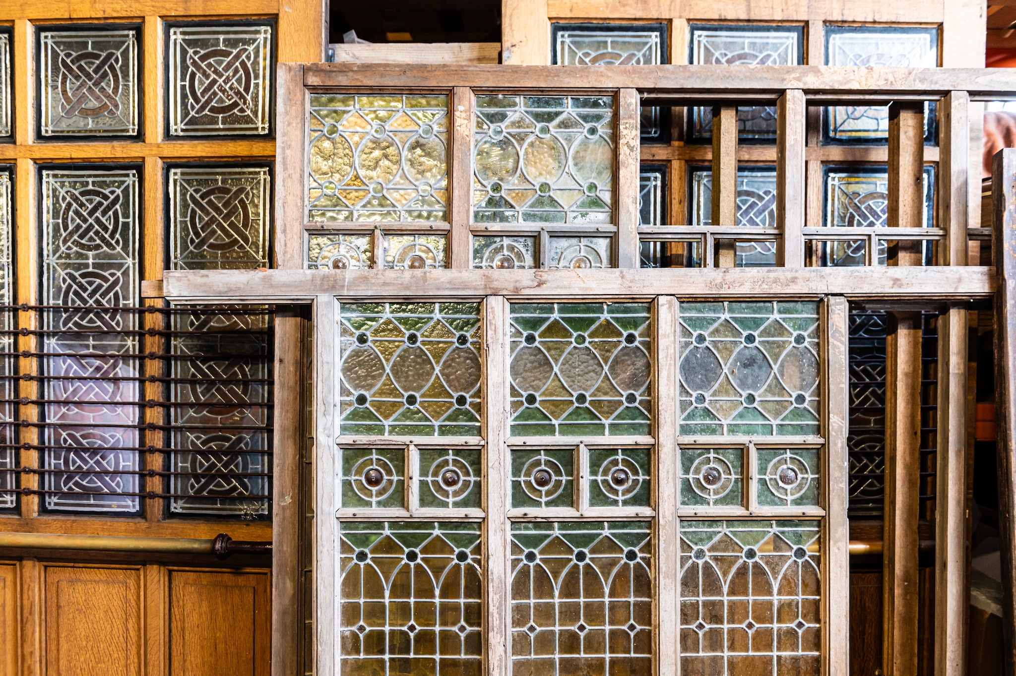 In zijn werkplaats staan prachtige glas-in-lood deuren en ramen te wachten op een nieuwe bestemming. Foto: Merel Klijzing