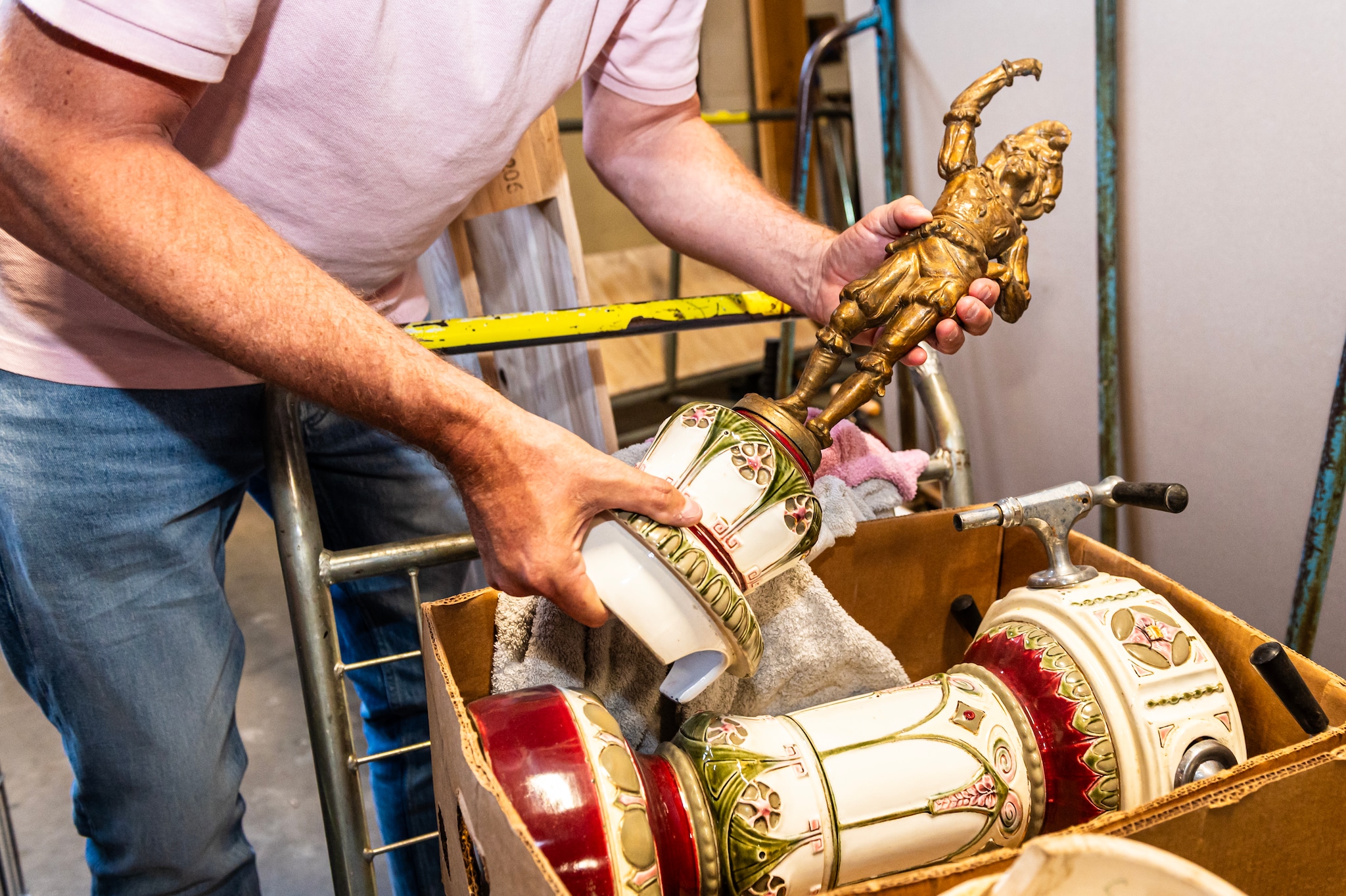 Antieke details, zoals deze bijzondere bierpomp, worden eerst met zorg gerestaureerd. Foto: Merel Klijzing
