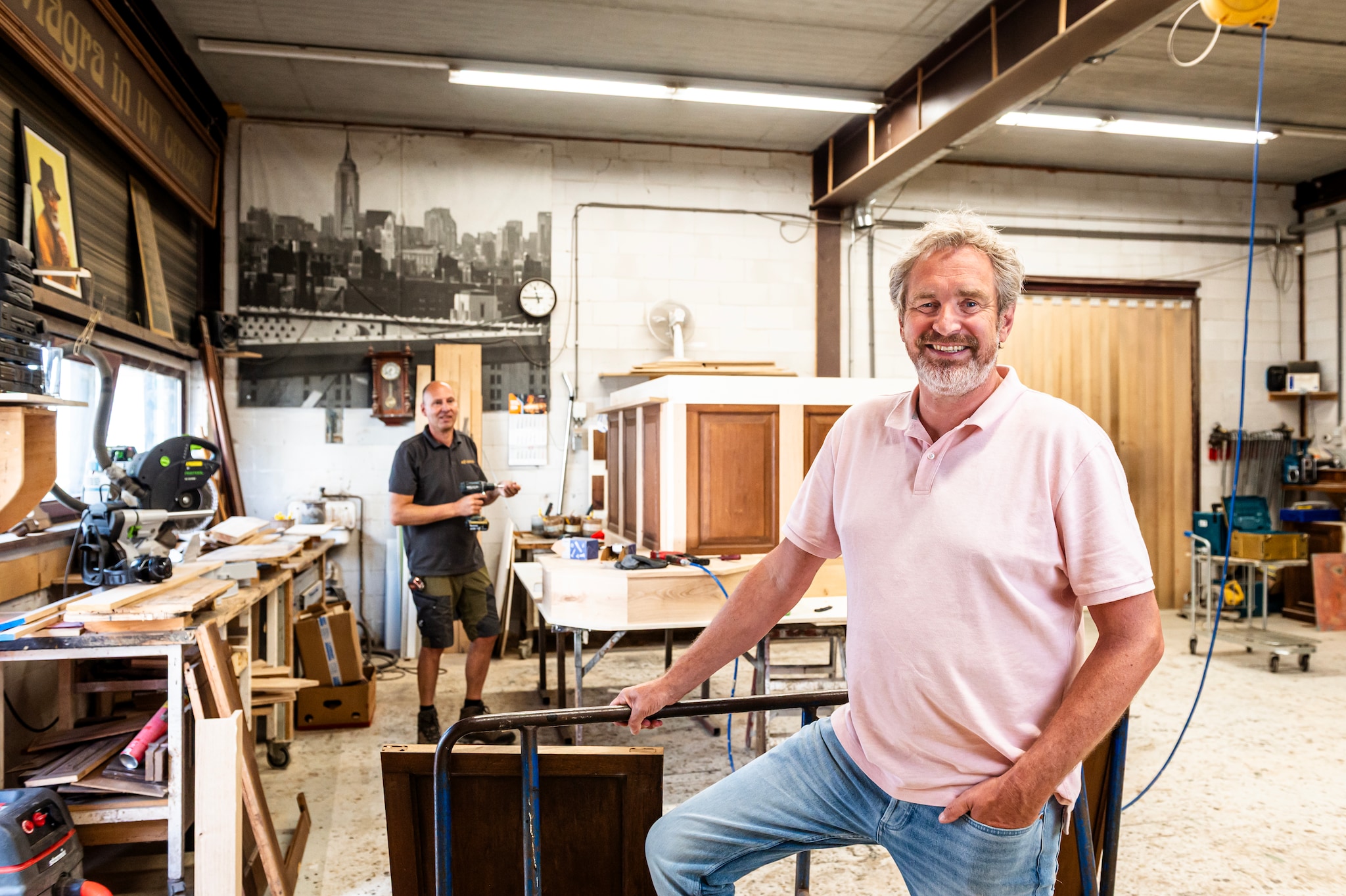 In de werkplaats worden met behulp van oude panelen, nieuwe bars gebouwd. Foto: Merel Klijzing