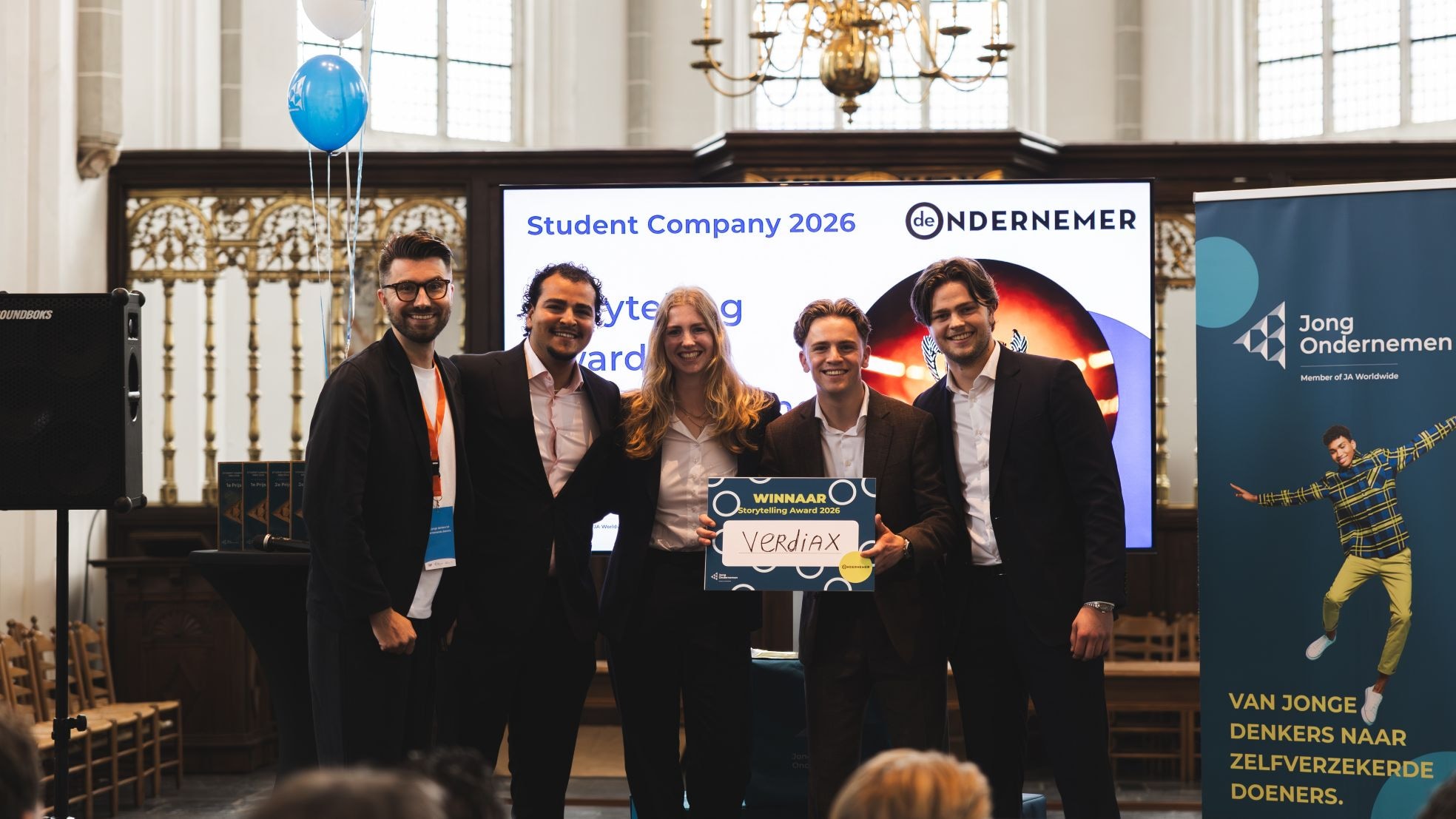 Het team van Verdiax met links Student Company of the Year-host Jonathan van Noord tijdens de uitreiking van de hoofdprijs. Foto: Jong Ondernemen