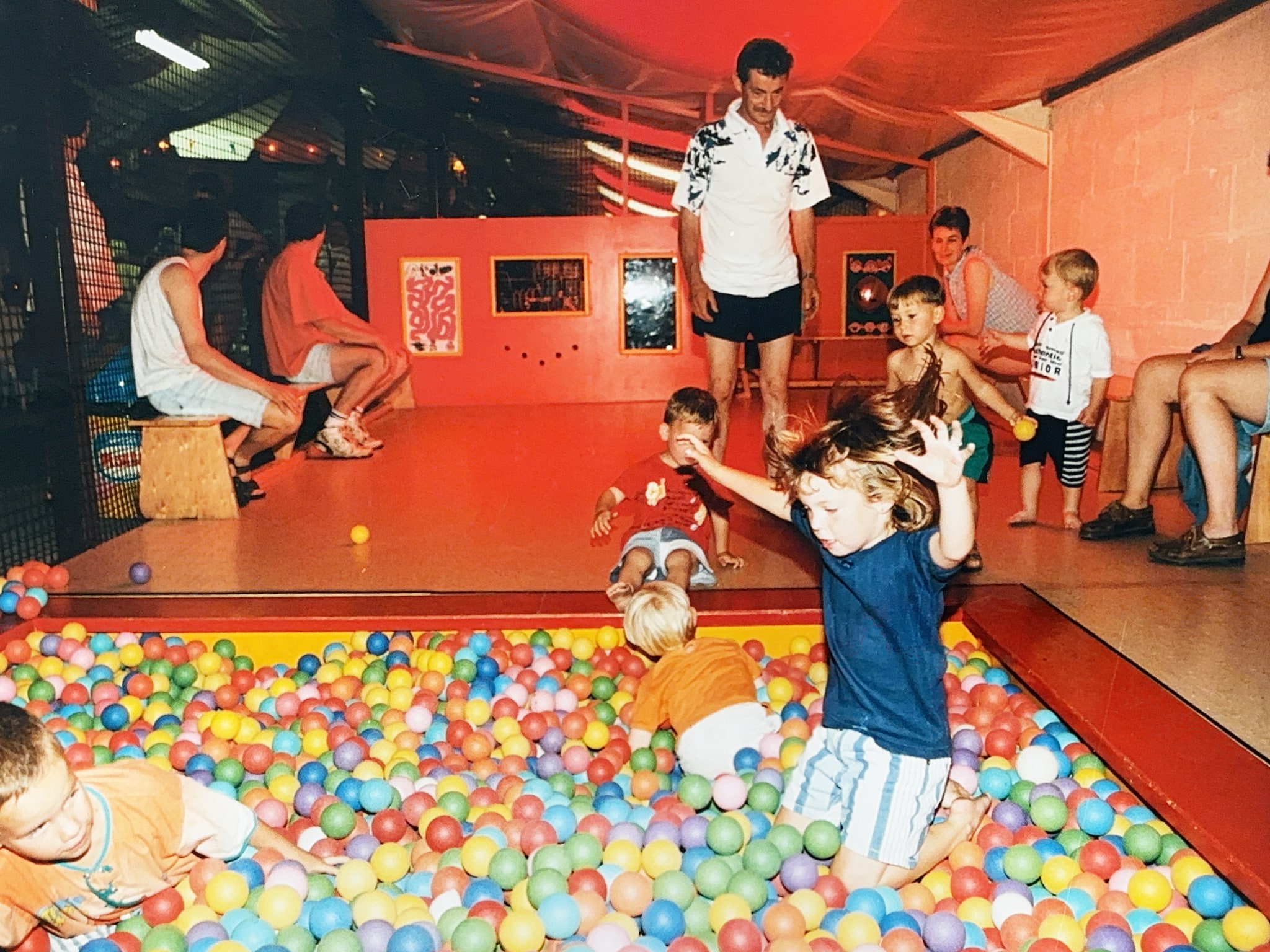 Lekker spelen in de ballenbak. Foto: BillyBird Hemelrijk