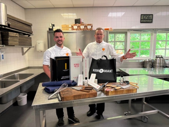 De chefs van het Nederlands Elftal reizen tijdens het WK van keuken naar keuken met hun eigen kookspullen. Foto: Kookgigant