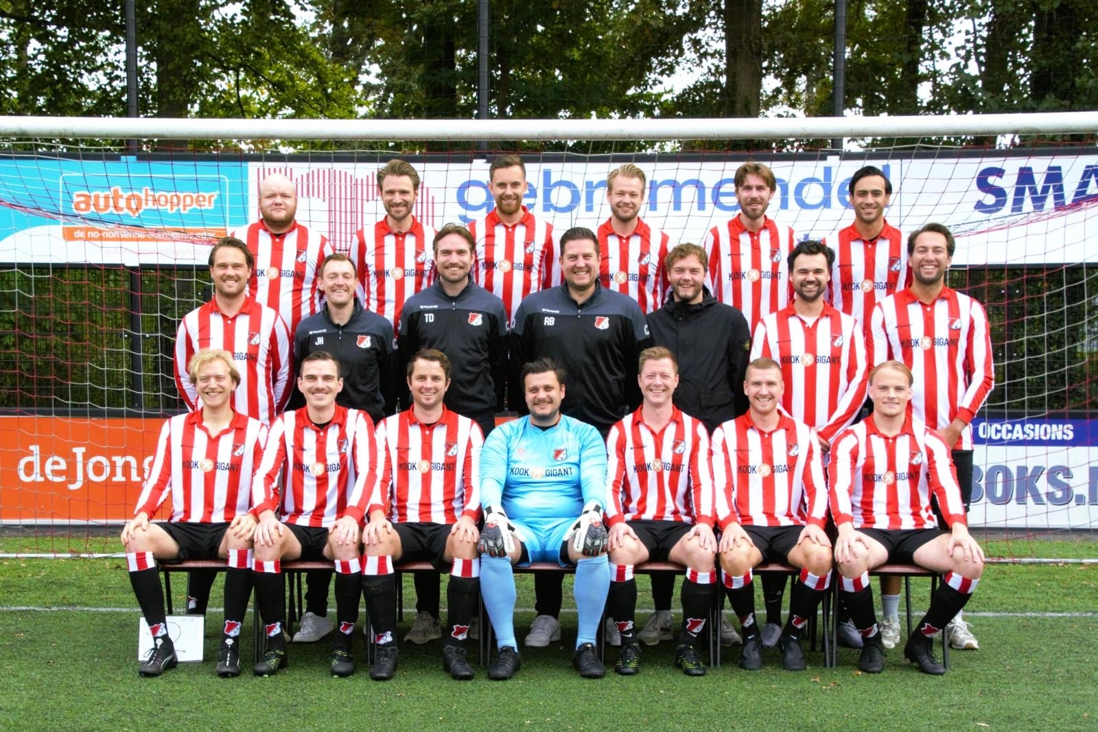 Het Kookgigant-elftal trapt zelf ook een aardig balletje, dus het WK wordt met aandacht gevolgd.  Foto: Kookgigant