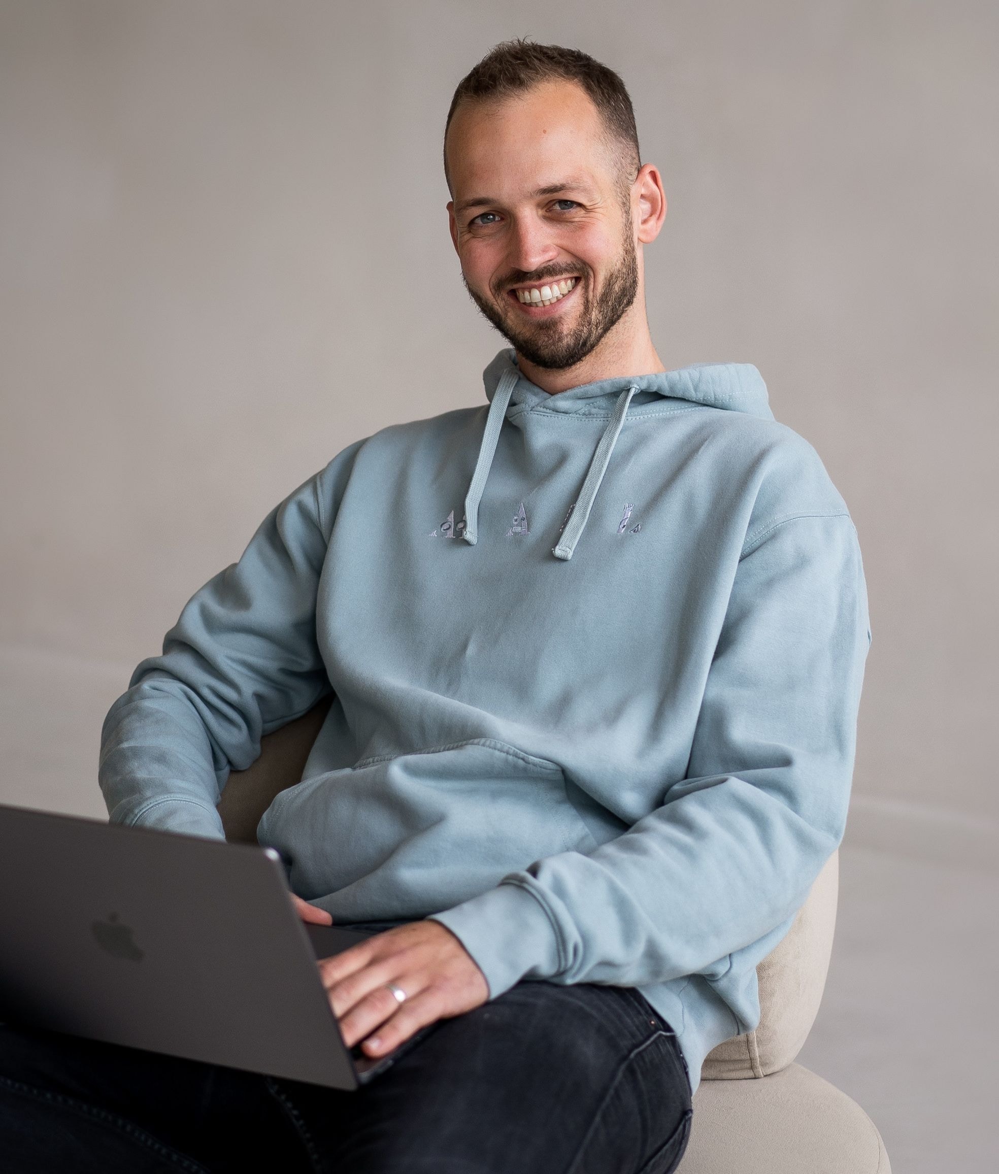 Reinier van Eijk helpt als AI-trainer organisaties (nog) beter om te gaan met het inzetten van kunstmatige intelligentie. Foto: eigen foto