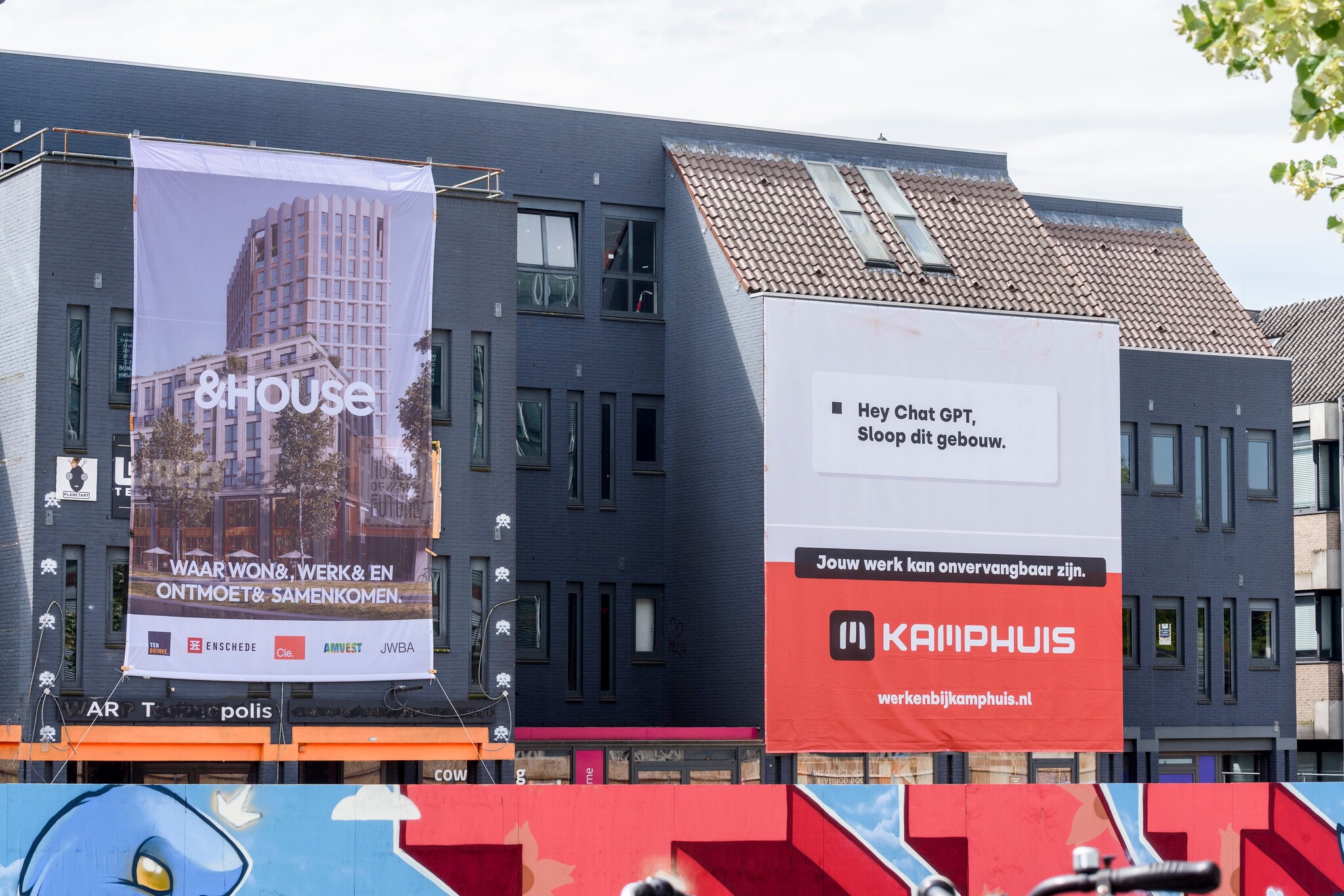 Het metershoge spandoek van Kamphuis Sloopwerken op het Stationsplein van het Twentse Reutum kan niemand ontgaan.