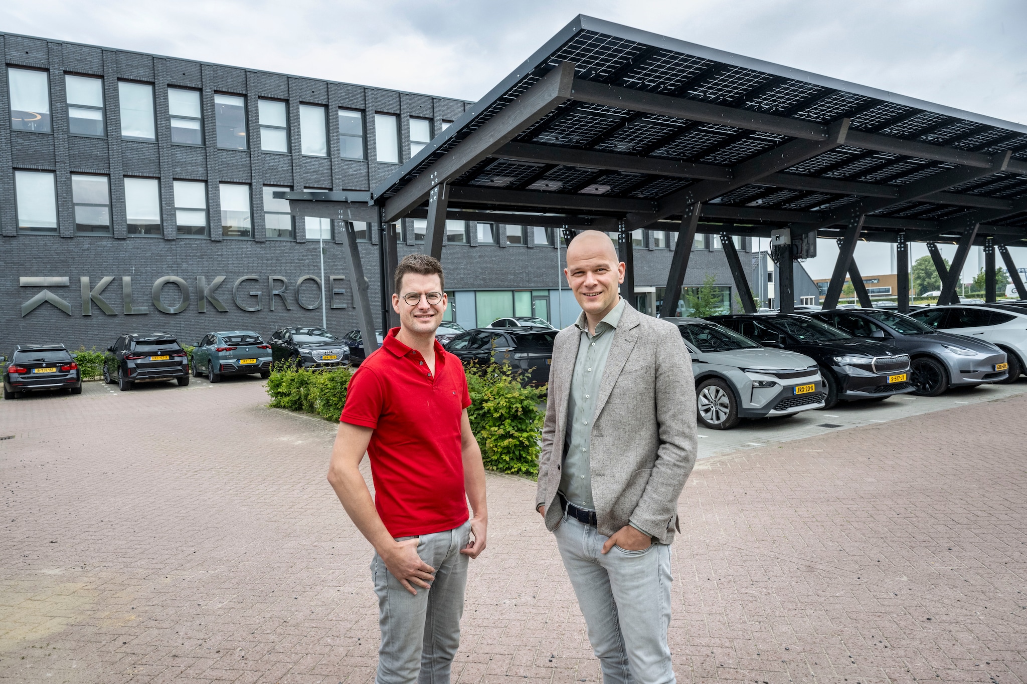 Mark Beekman (links) en Thijs Pleijhuis-Kleve voor de zonnepergola op de parkeerplaats van KlokGroep.