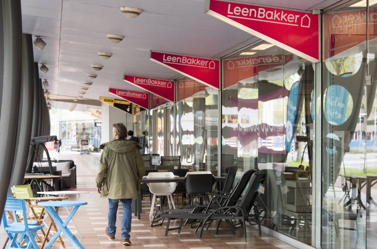 Leen Bakker op een woonboulevard.