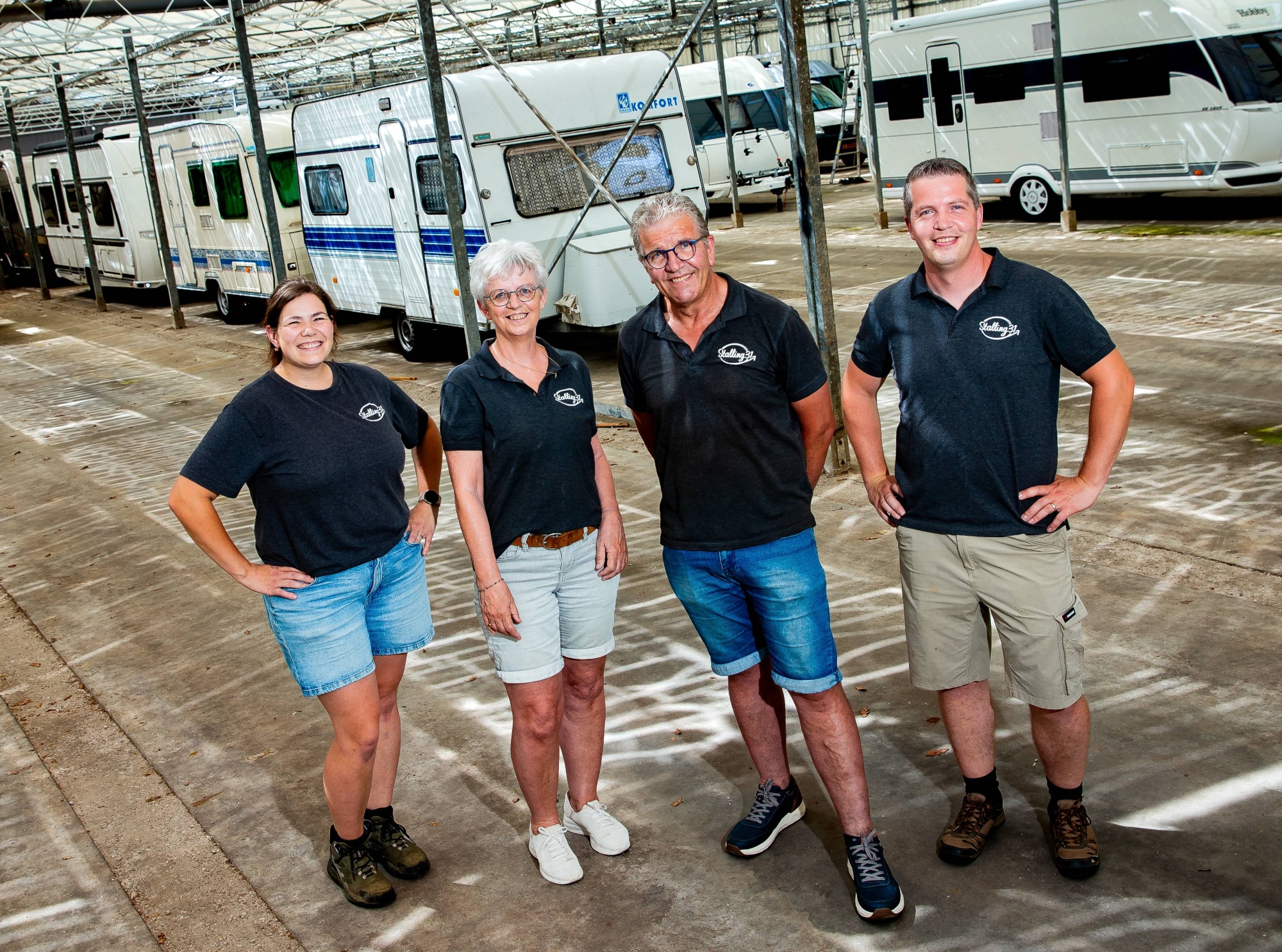 De nertsen hebben bij de familie Willems plaatsgemaakt voor caravans. Van links naar rechts: schoondochter Sandra, Thea, Joost en zoon Mark Willems.
