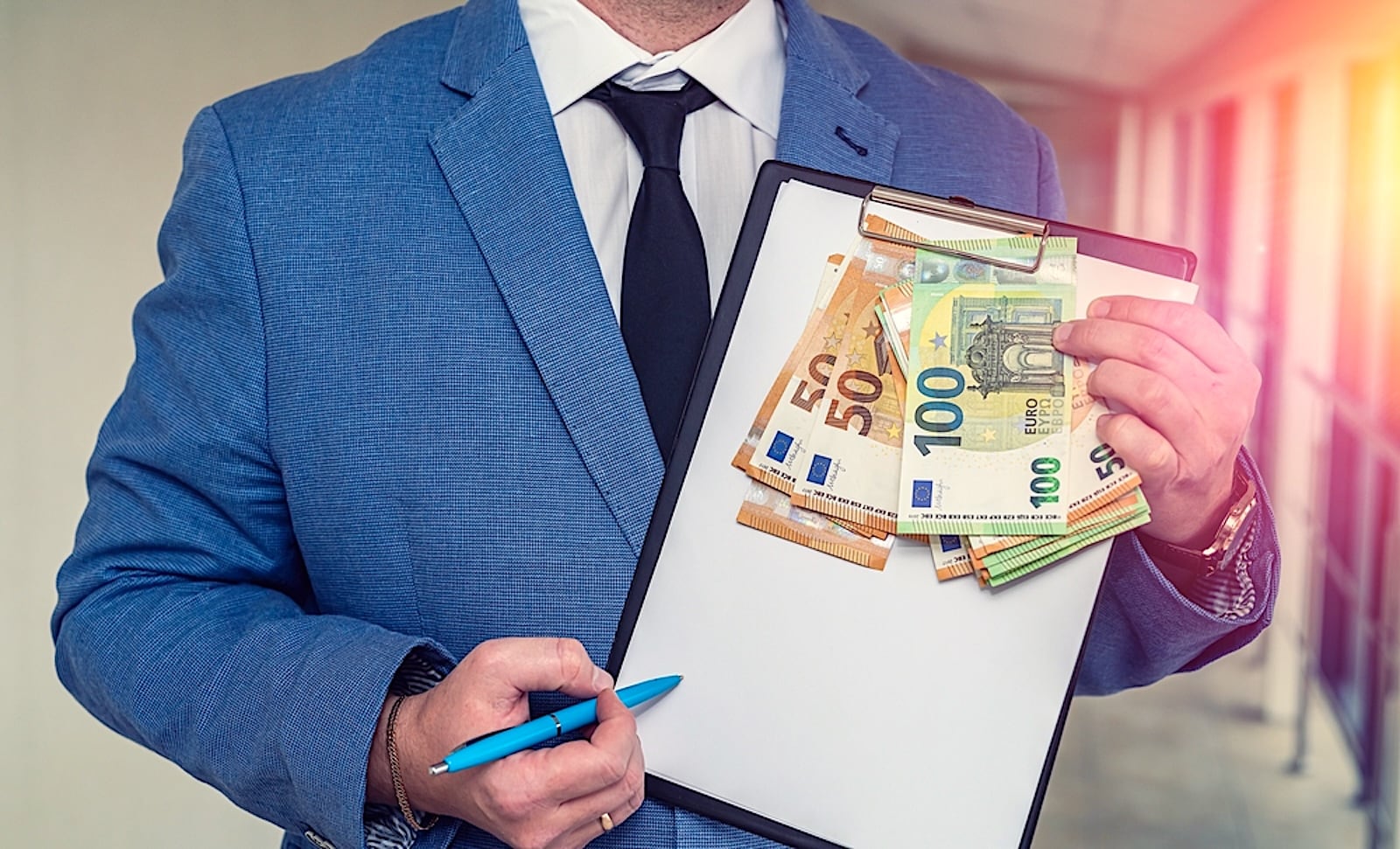 Ondernemer krijgt te maken met nieuwe regels per 1 juli, waaronder hoger minimumloon, kilometerheffing voor vrachtwagens en strengere regels voor klantcontact.