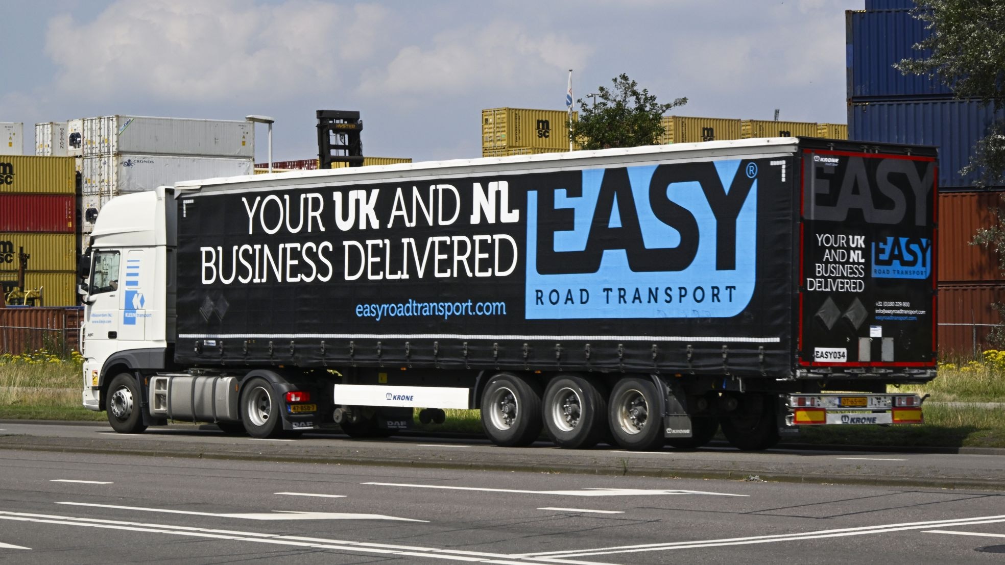 Een vachtwagen in het Waalhaven-gebied van de Rotterdamse Haven. De handel tussen het VK en Nederland is zeker niet stil komen te liggen na de Brexit, maar het is er niet eenvoudiger op geworden.