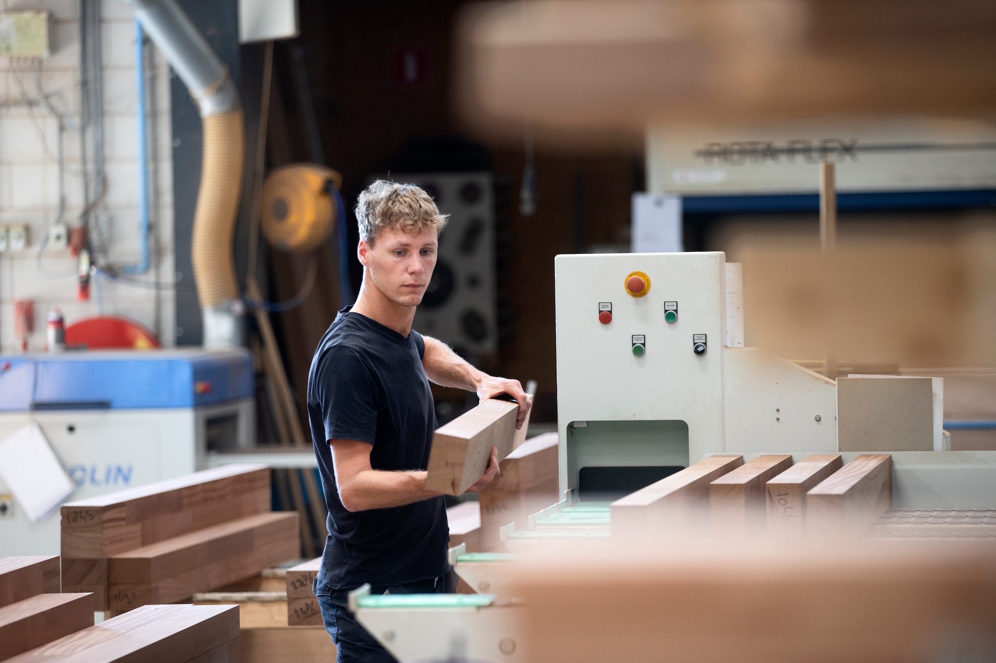 Tijn van den Berg aan het werk in de werkplaats van zijn bedrijf. Foto: René Manders/DCI Media