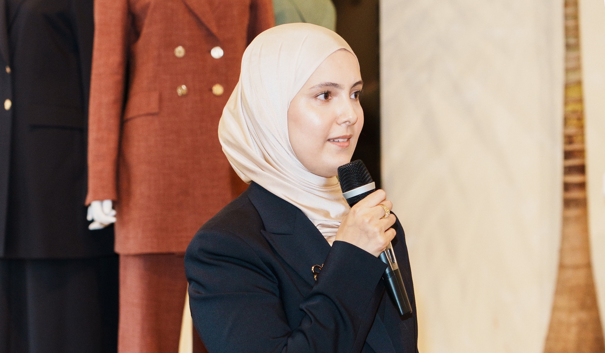SUITS for her-oprichter Sarah Abbou weigert mee te doen aan het traditionele systeem van rente en schuld zoals wij dat hier kennen.