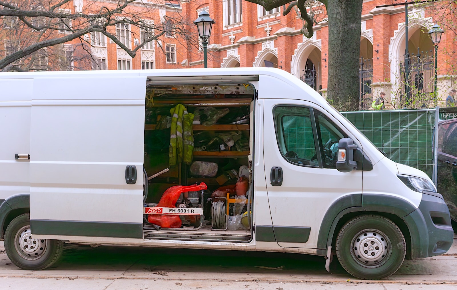Park + Switch is goedkoper dan parkeren in Amsterdam, maar ondernemers stappen amper over. De werkbus blijft voor veel monteurs onmisbaar.