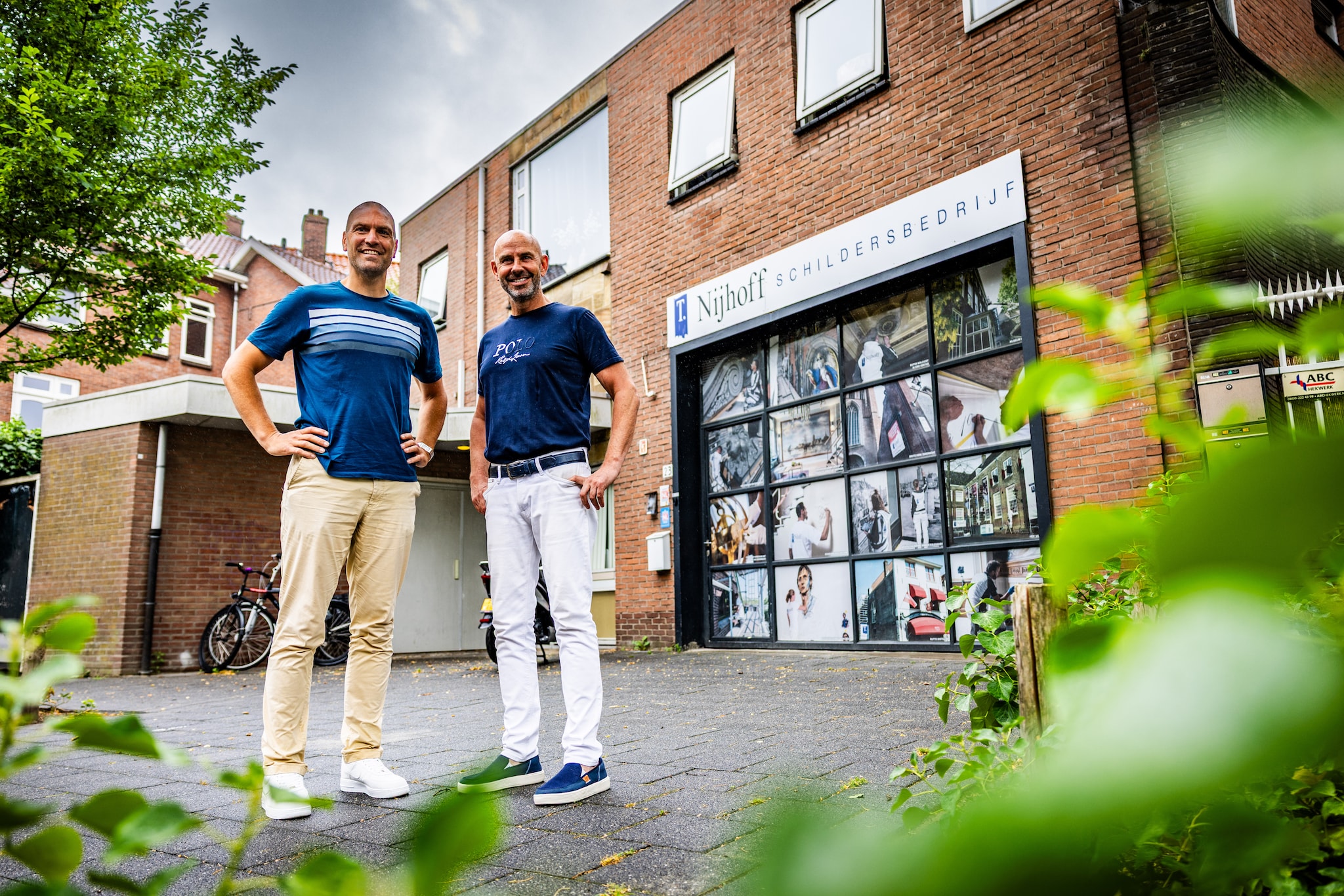Architect Jeroen Markusse (links) en Tommie Nijhoff voor het bedrijfspand, waar zes appartementen bovenop worden gebouwd.