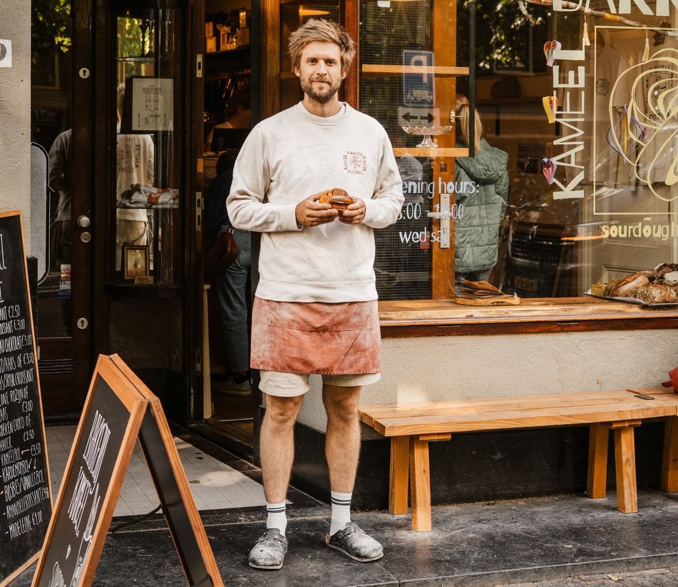 Bakker Henk voor de zaak aan de Utrechtse Oudegracht, waar geregeld TikTokrijen voor de deur staan. Foto: Elyse Iedema Fotografie