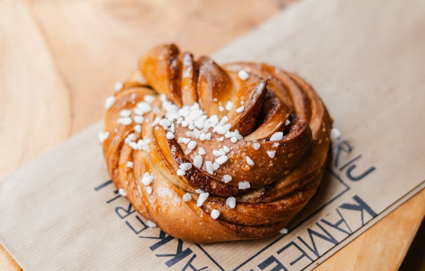 De kameelbol, Kameels eigen variant op het Zweedse kaneelbroodje, is het bestverkochte product van de bakkerij. Foto: Elyse Iedema Fotografie