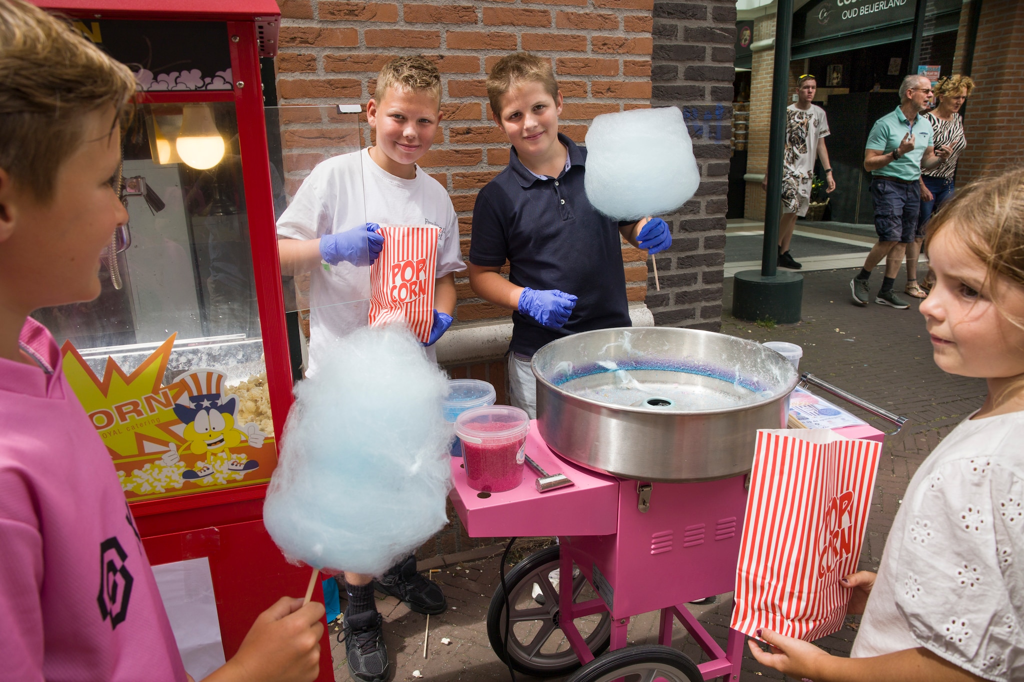 De twee vrienden hebben zelf een popcorn- en suikerspinmachine gekocht. Foto”Arie Kievit