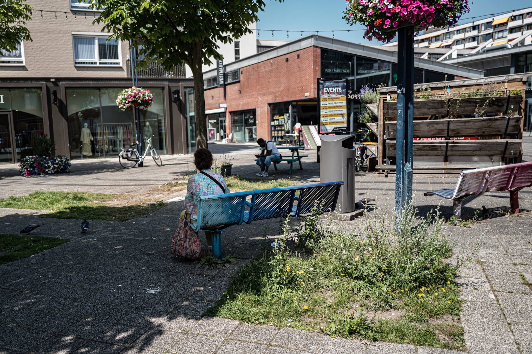 Stedelingen zoeken verkoeling in de stad, zoals hier op het Osdorpplein in Amsterdam. Foto: Joris van Gennip