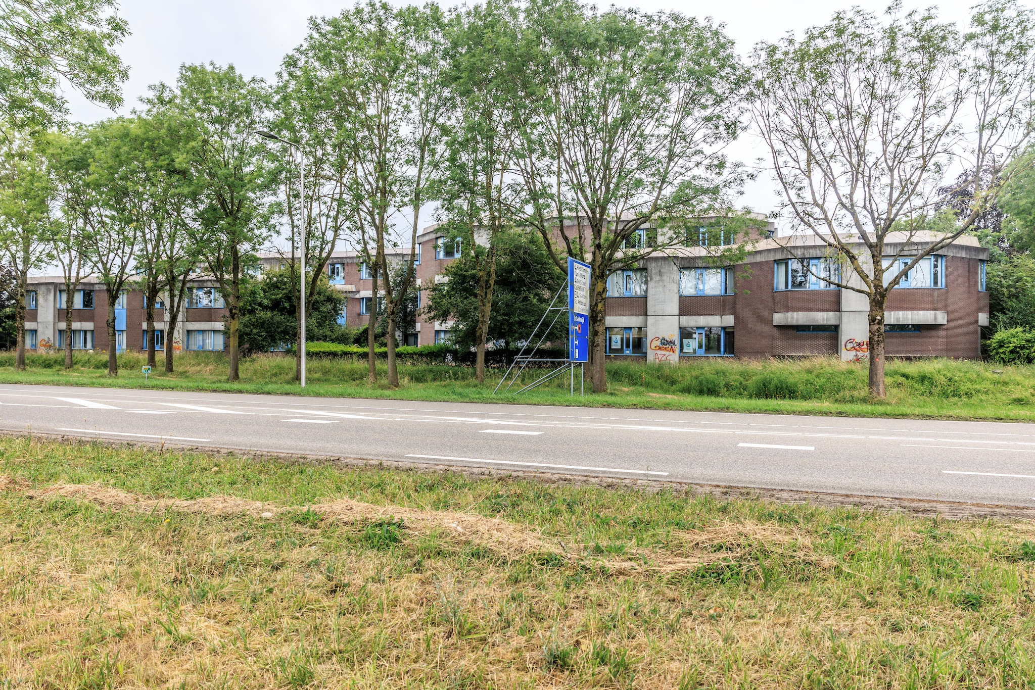 Beelen kocht het pand aan de overkant van de kwekerij, waar gemeente en COA een azc van wilden maken.  Rias Immink
