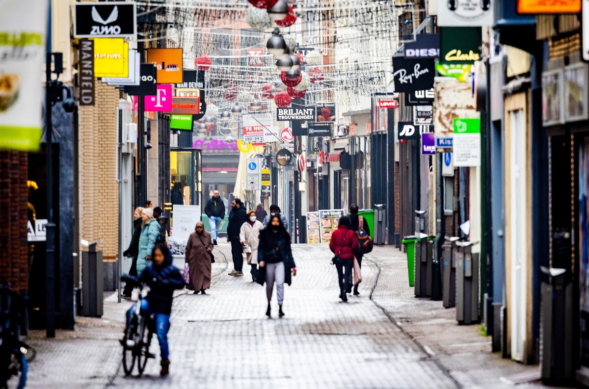 Een lege winkelstraat tijdens de coronapandemie.