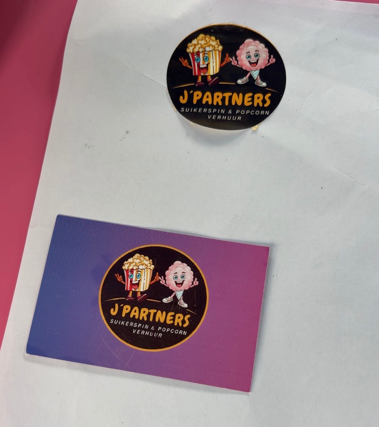 Een sticker en visitekaartje van J Partners. Foto: eigen beeld