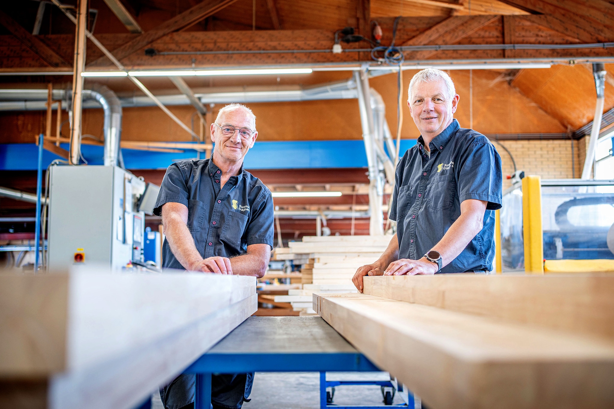 Tonnie van Workum (links) en Jan Wientjes in de fabriek. Foto: Eveline van Elk