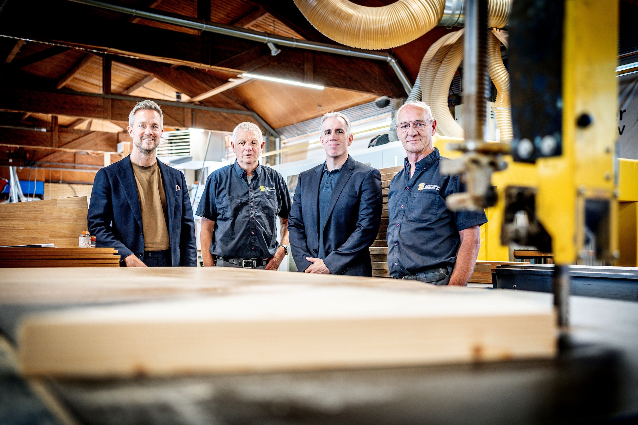 Sutmuller Trappen wordt overgenomen door Calm Capital. De oude en nieuwe eigenaren in de fabriek. Vanaf links: Michel Pilet (Calm Capital), Jan Wientjes, Frank Munnecom (Calm) en Tonnie van Workum.