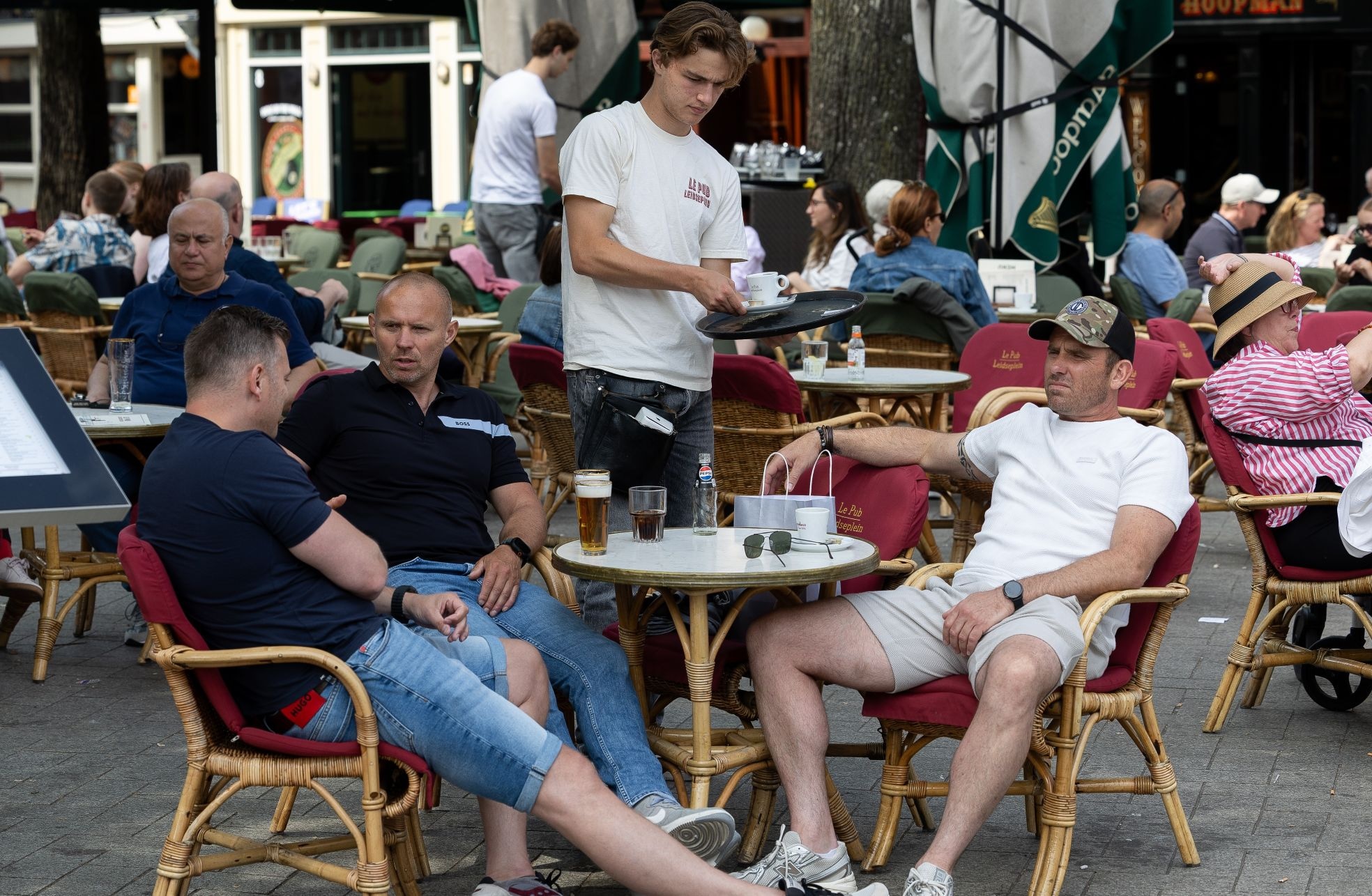 Toeristen op een Amsterdams terras. In onze hoofdstad zijn ze veel toeristenbelasting kwijt.