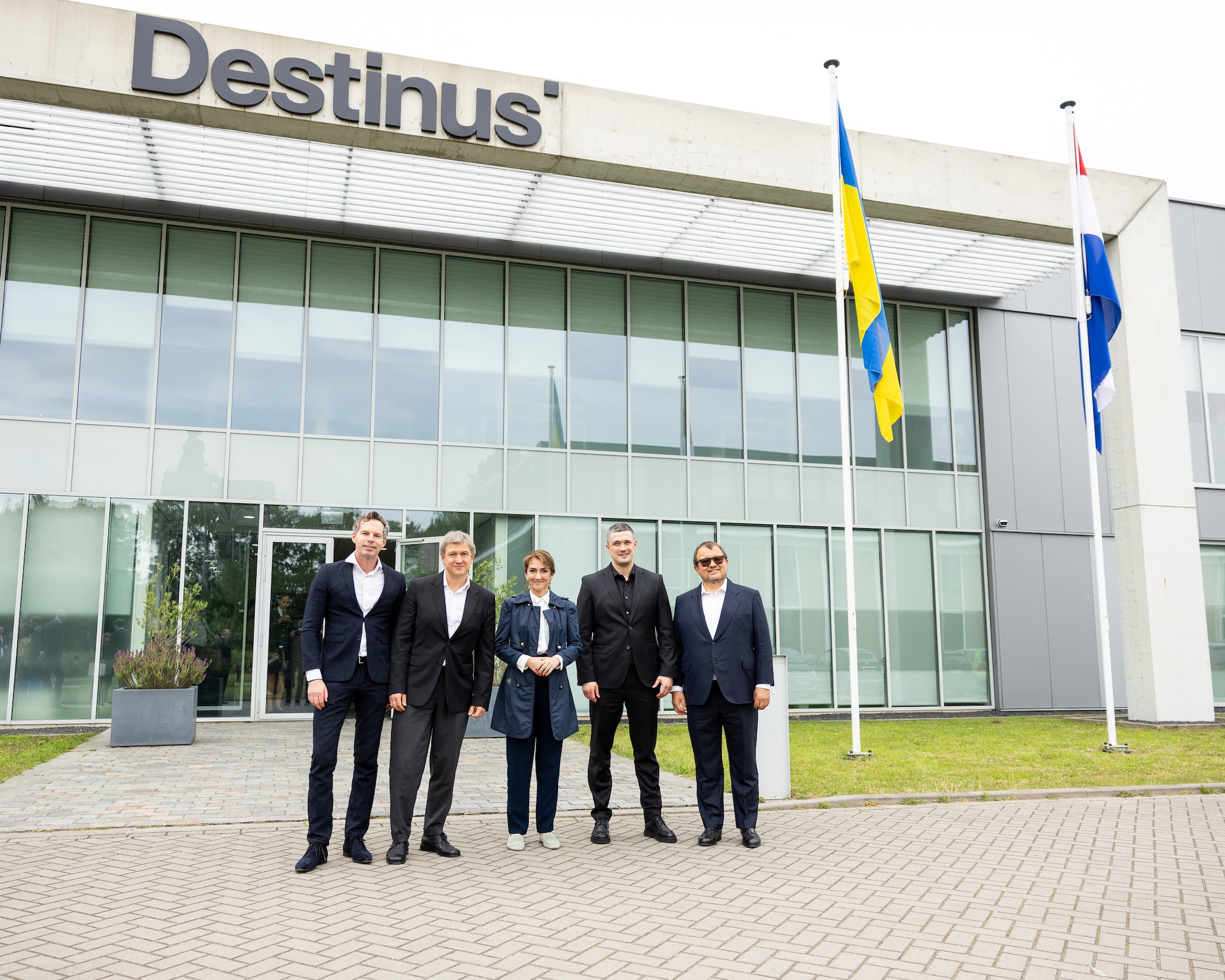 De top van Destinus in Hengelo ontvangt hoog bezoek. Van links naar rechts: Wouter van Beek (commercieel directeur), Oleksandr Danylyuk (medeoprichter), minister Dilan Yesilgöz, oud-minister Mykhailo Fedorov en oprichter Mikhail Kokorich.  Foto: Destinus