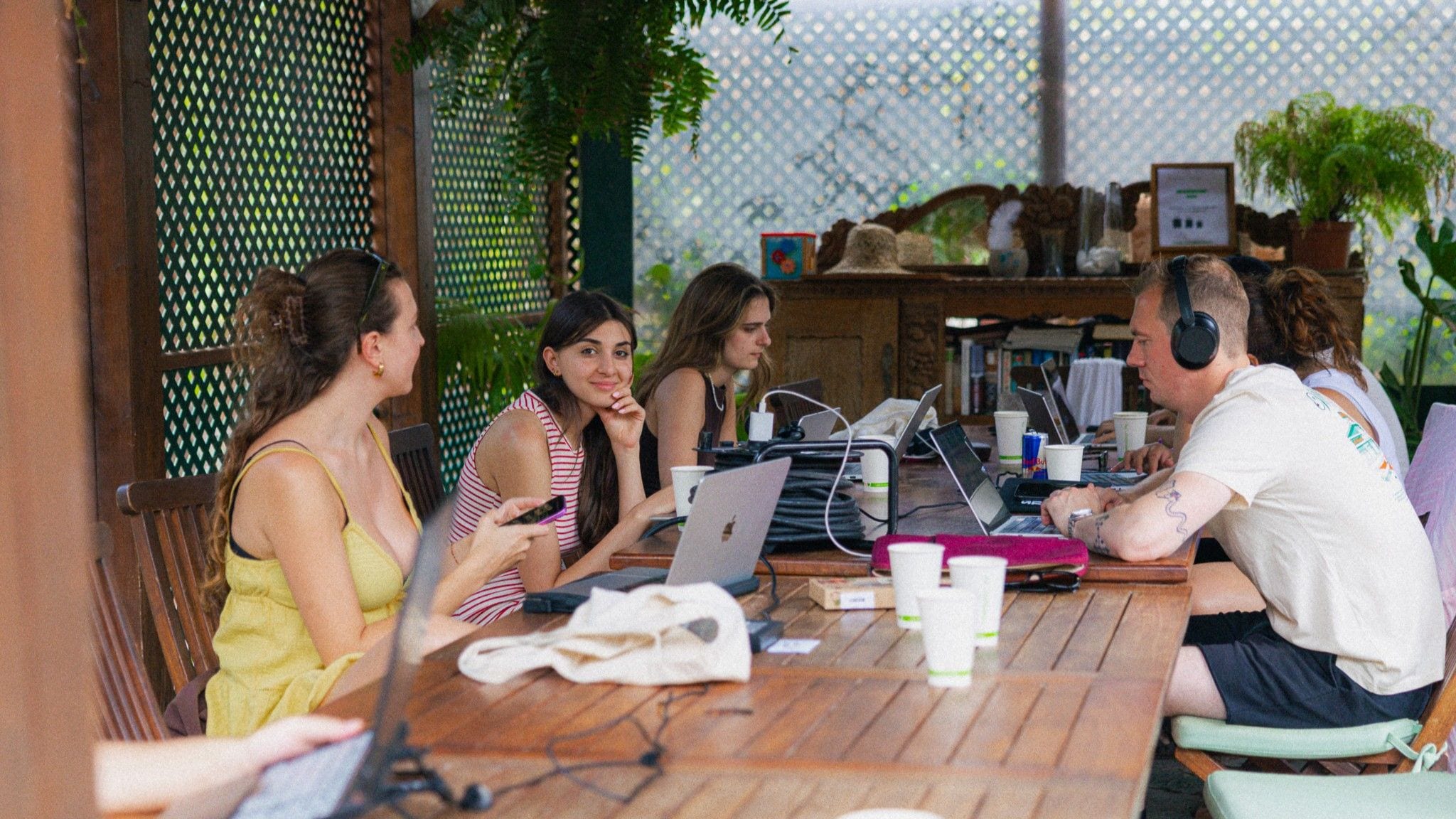 Medewerkers van Monday Merch aan het werk tijdens de workation op Gran Canaria. Foto: Monday Merch
