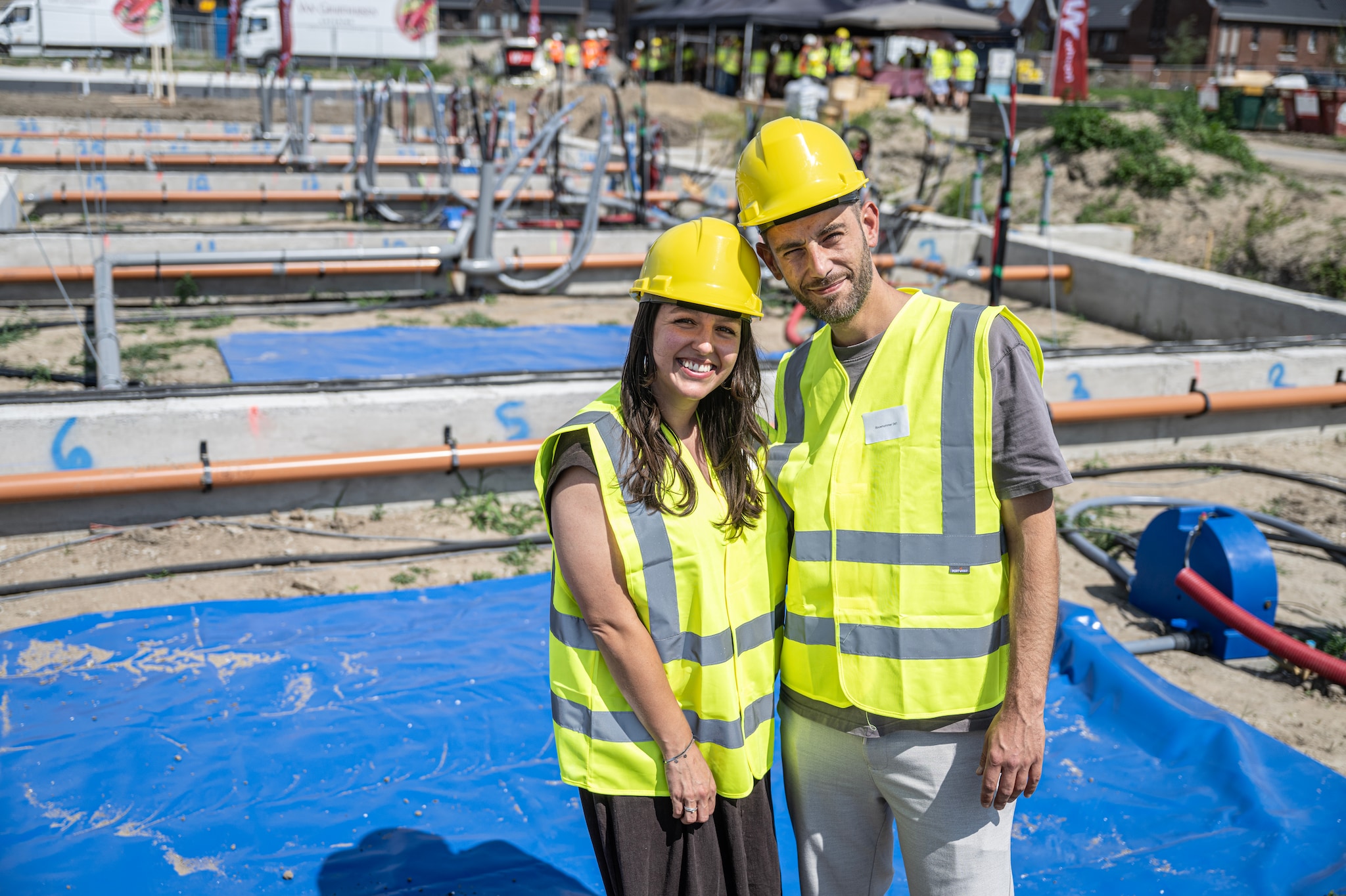 Kopers Demi en Roy Schild zijn blij met hun waterzak. Foto: Koen Verheijden